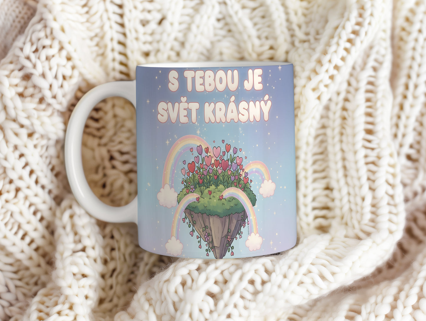 Hrnek s motivem srdcí, duhy a nápisem 'S tebou je svět krásný'.