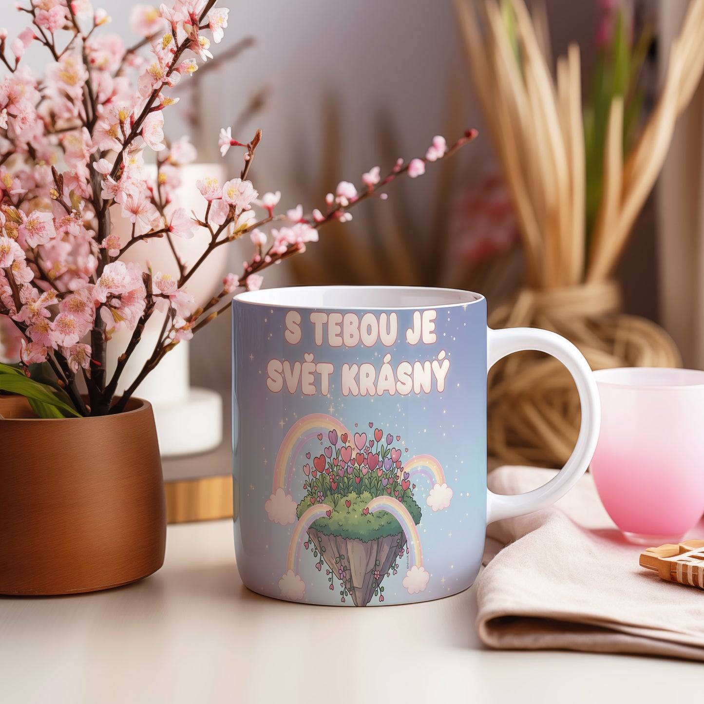 Hrnek s motivem srdcí, duhy a nápisem 'S tebou je svět krásný'.