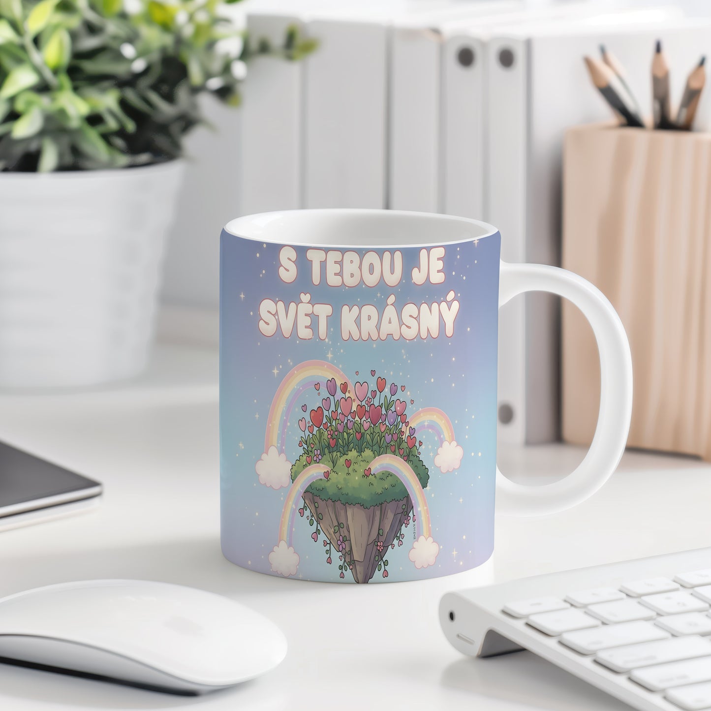 Hrnek s motivem srdcí, duhy a nápisem 'S tebou je svět krásný'.