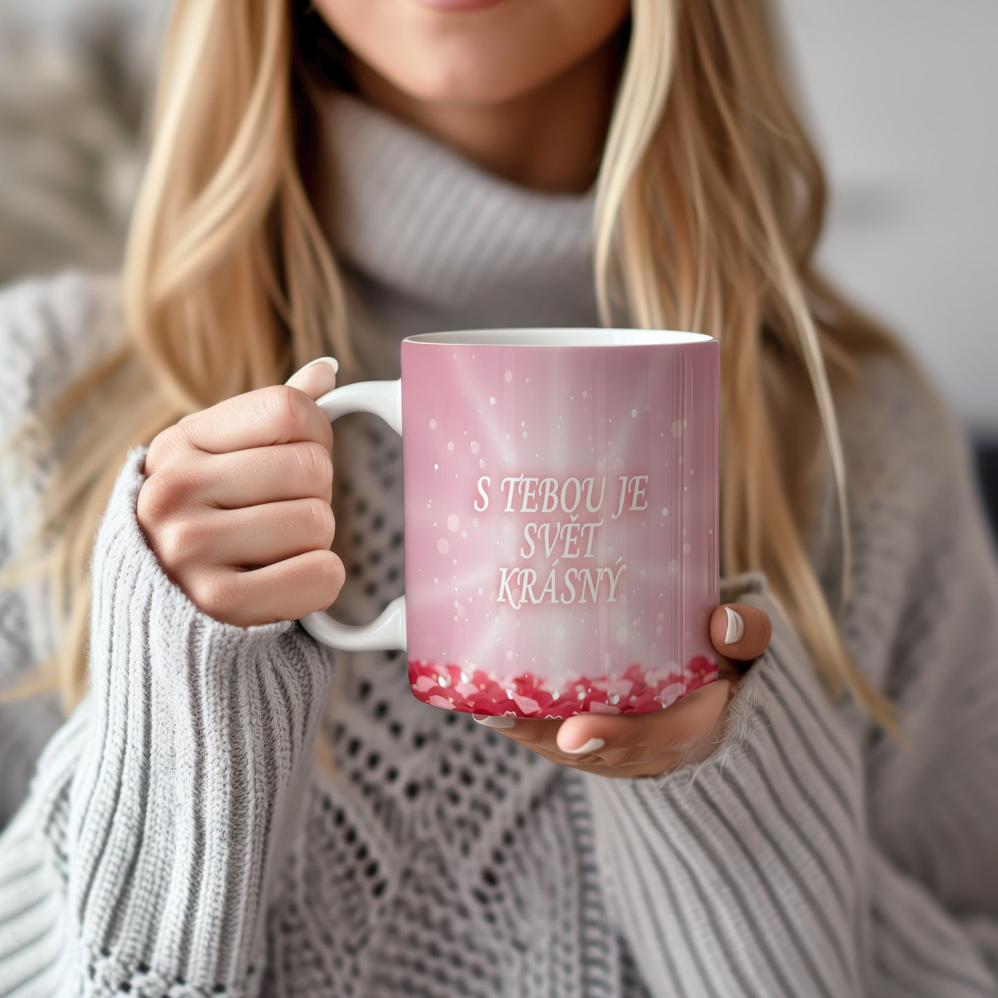 Růžový hrnek s nápisem S TEBOU JE SVĚT KRÁSNÝ a srdíčky.