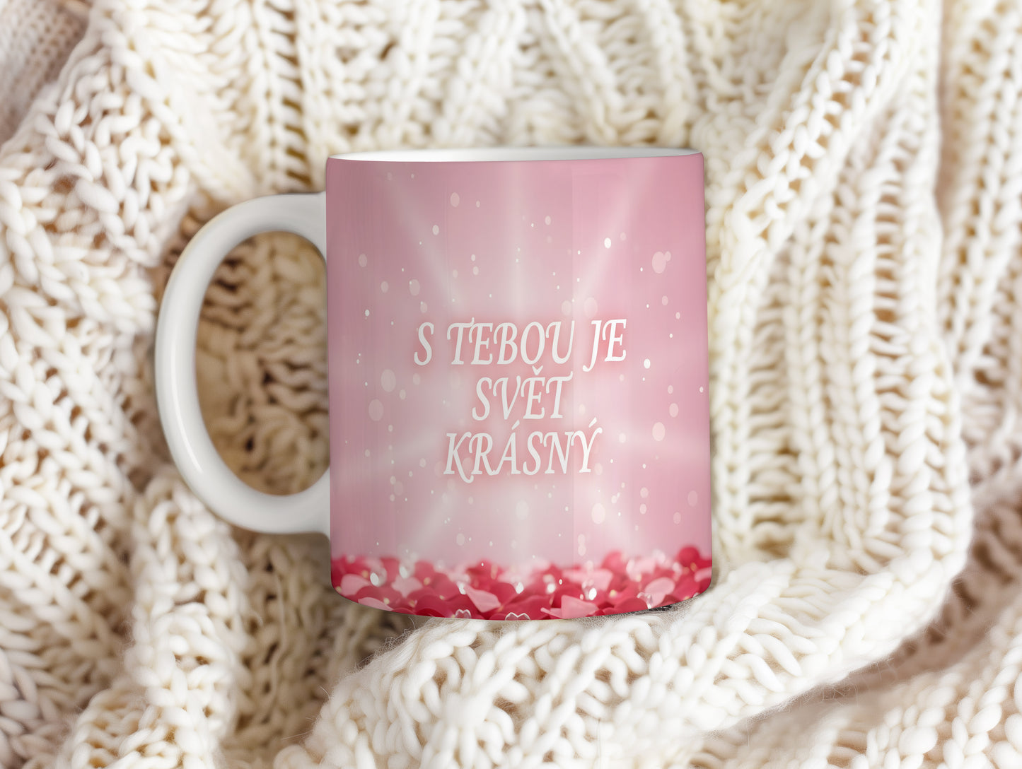 Růžový hrnek s nápisem S TEBOU JE SVĚT KRÁSNÝ a srdíčky.