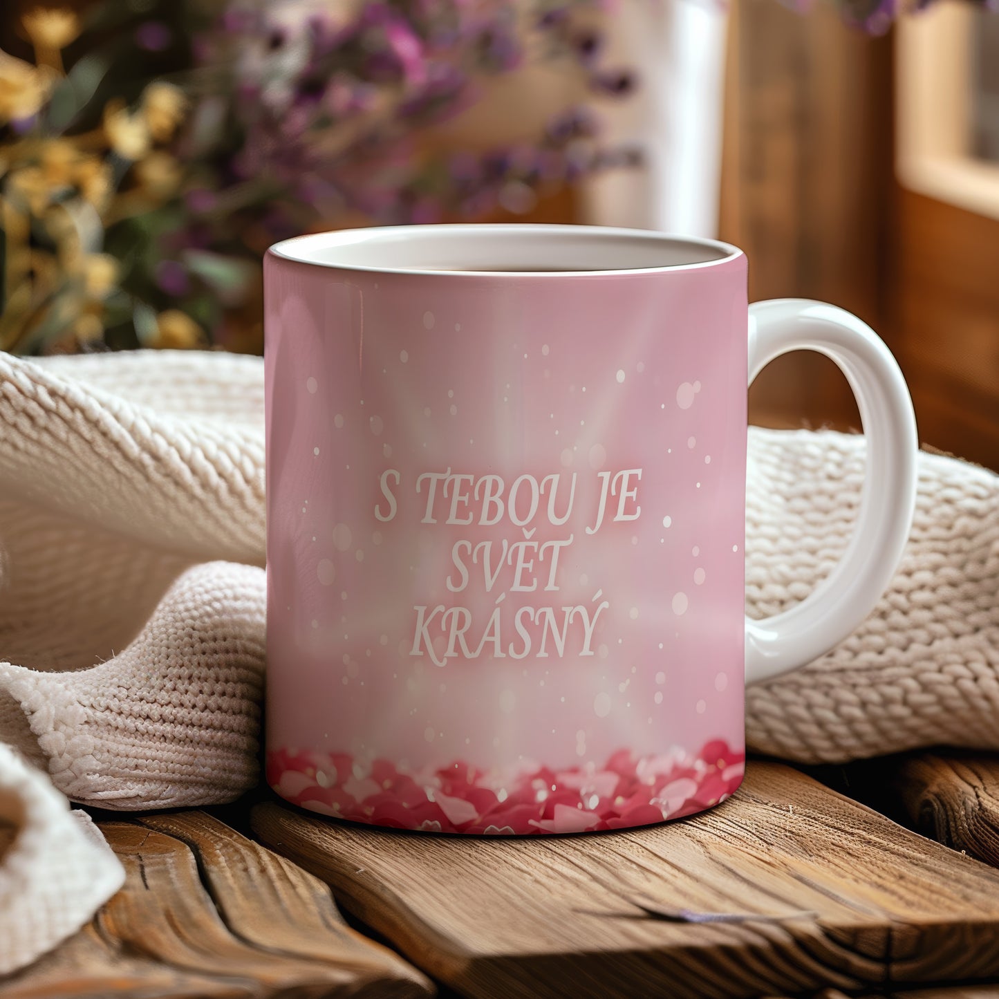 Růžový hrnek s nápisem S TEBOU JE SVĚT KRÁSNÝ a srdíčky.
