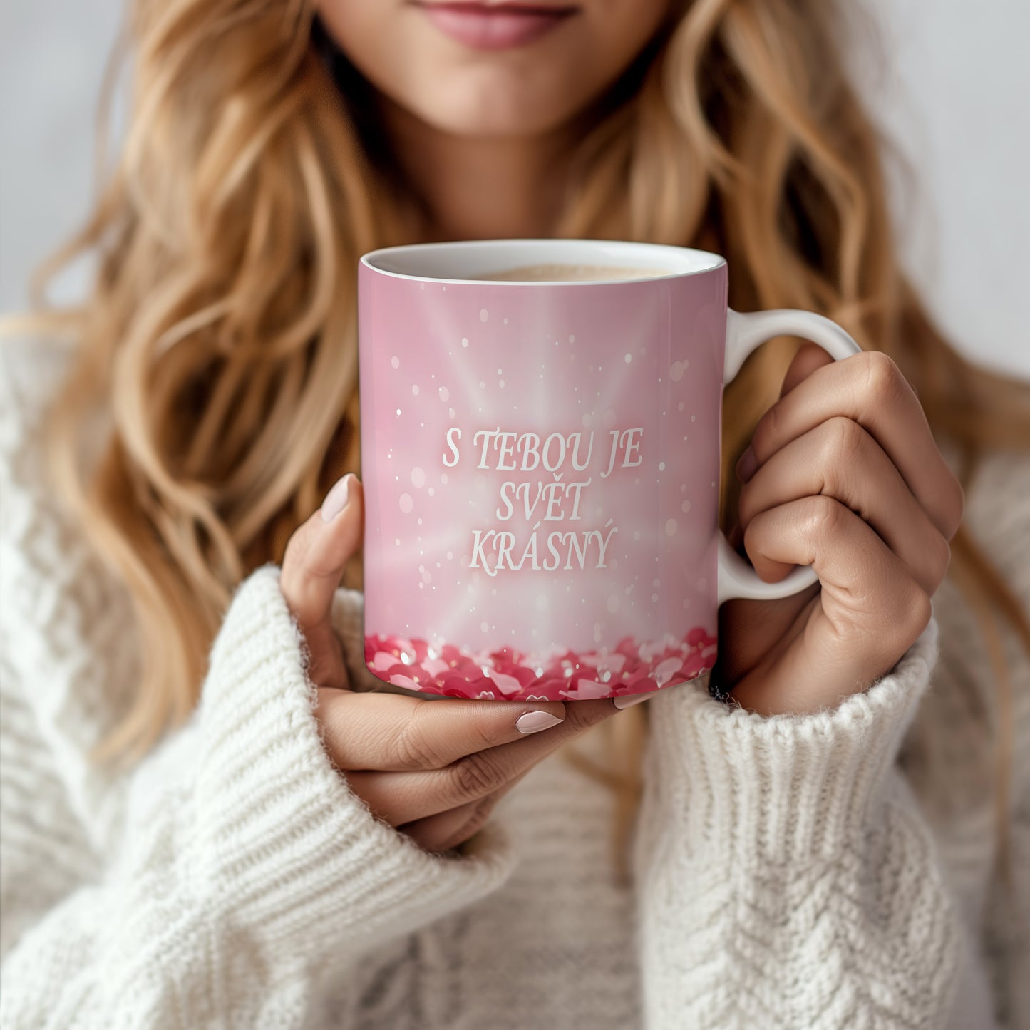Růžový hrnek s nápisem S TEBOU JE SVĚT KRÁSNÝ a srdíčky.