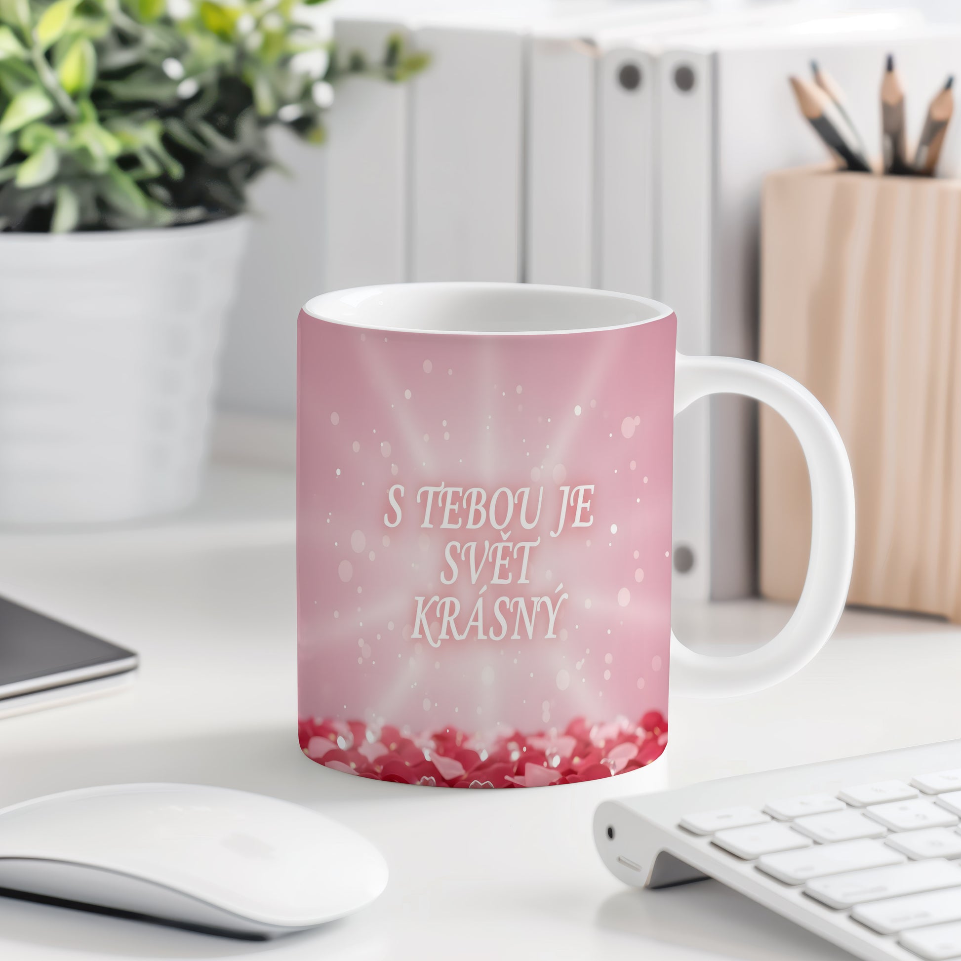 Růžový hrnek s nápisem S TEBOU JE SVĚT KRÁSNÝ a srdíčky.