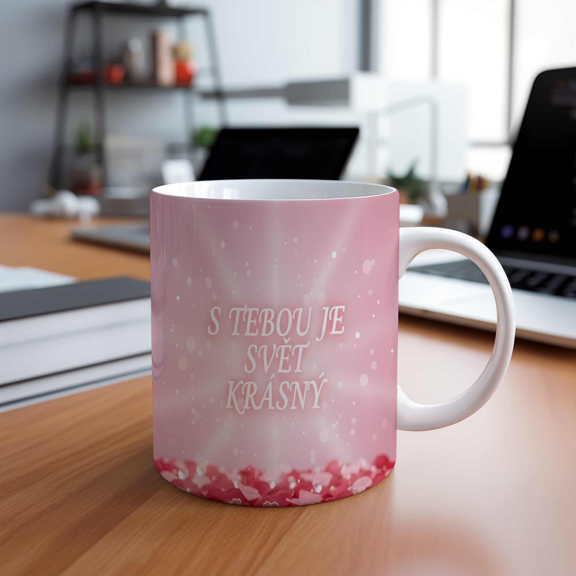 Růžový hrnek s nápisem S TEBOU JE SVĚT KRÁSNÝ a srdíčky.