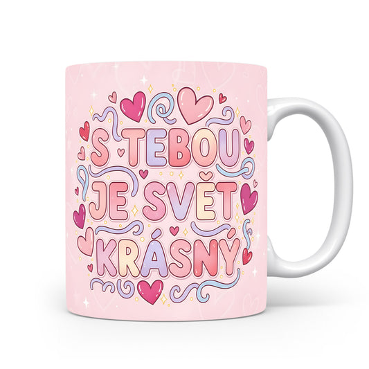 Růžový hrnek s nápisem S tebou je svět krásný a motivem srdcí.