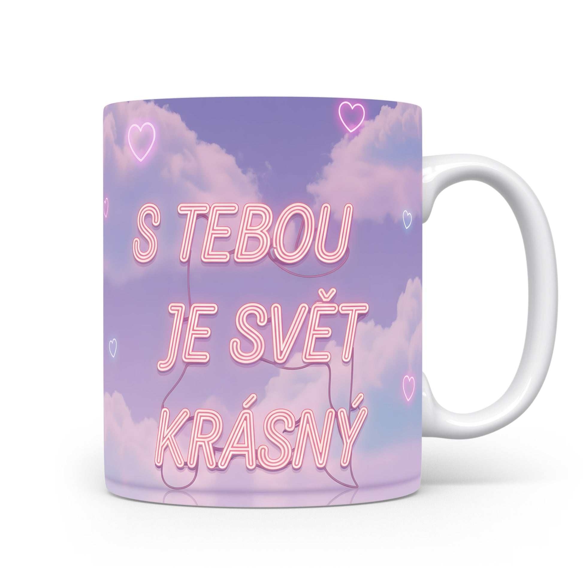 Fialový hrnek se srdci a nápisem S TEBOU JE SVĚT KRÁSNÝ.