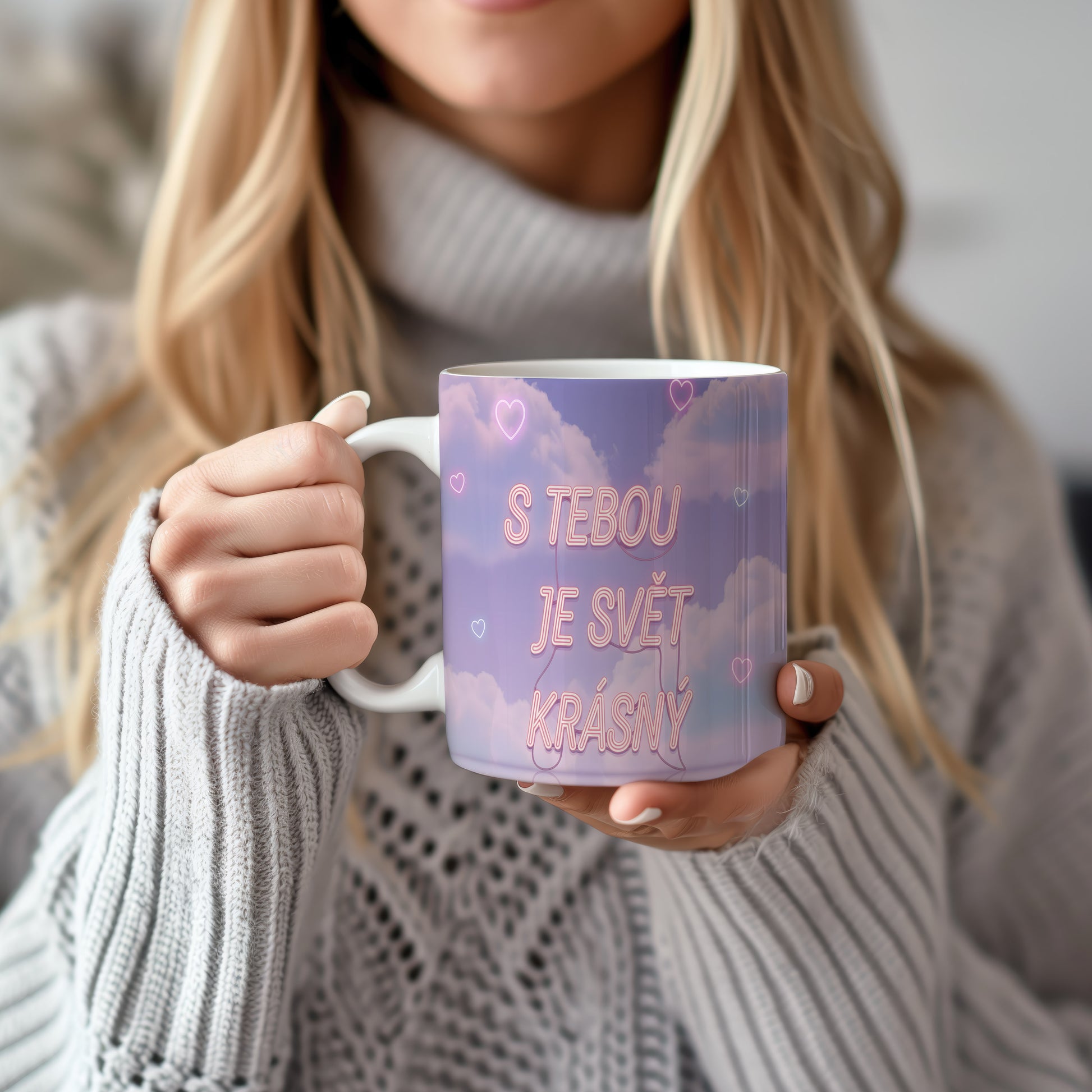 Fialový hrnek se srdci a nápisem S TEBOU JE SVĚT KRÁSNÝ.