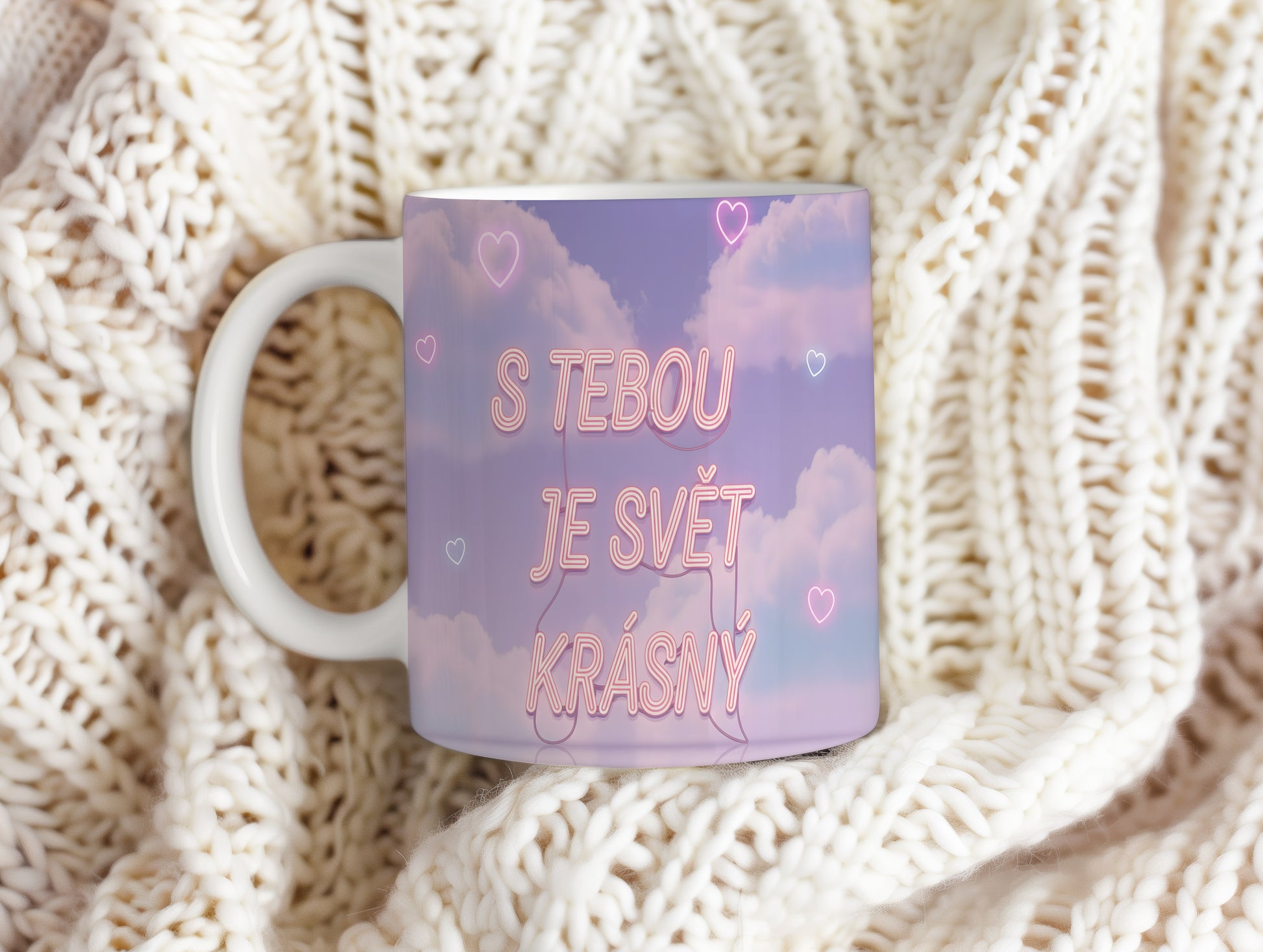 Fialový hrnek se srdci a nápisem S TEBOU JE SVĚT KRÁSNÝ.