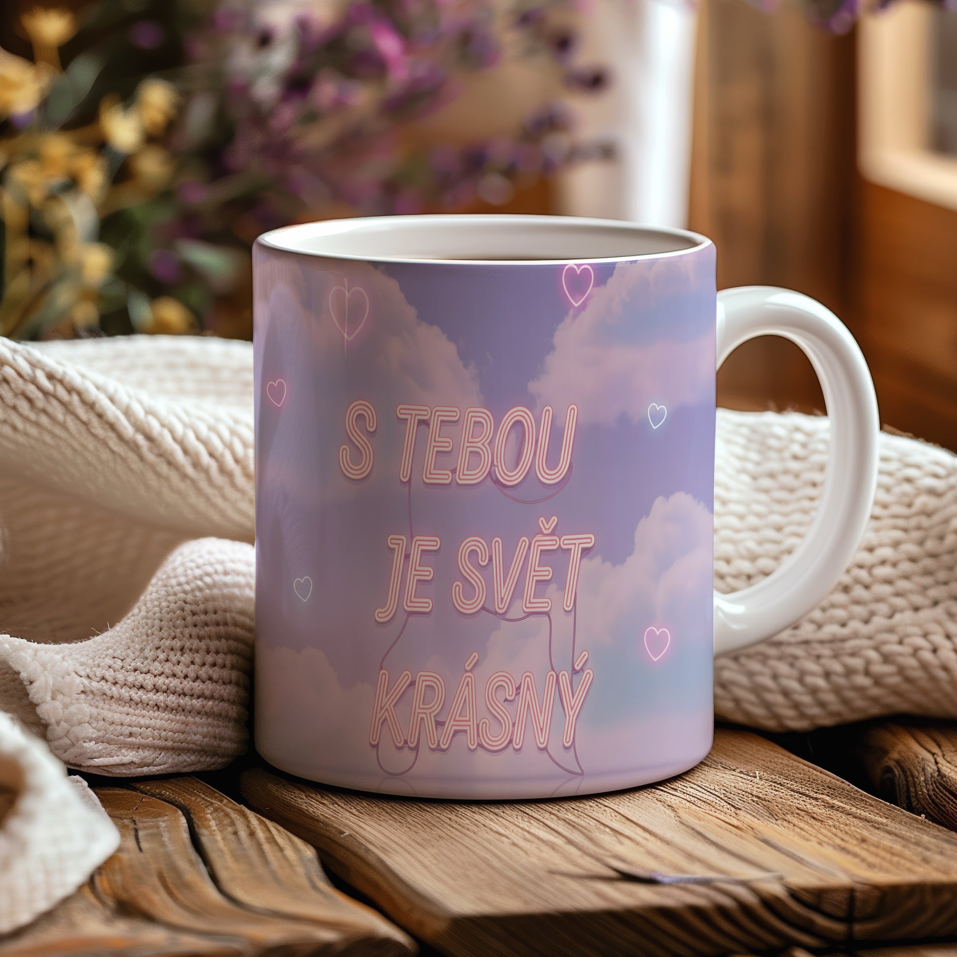 Fialový hrnek se srdci a nápisem S TEBOU JE SVĚT KRÁSNÝ.
