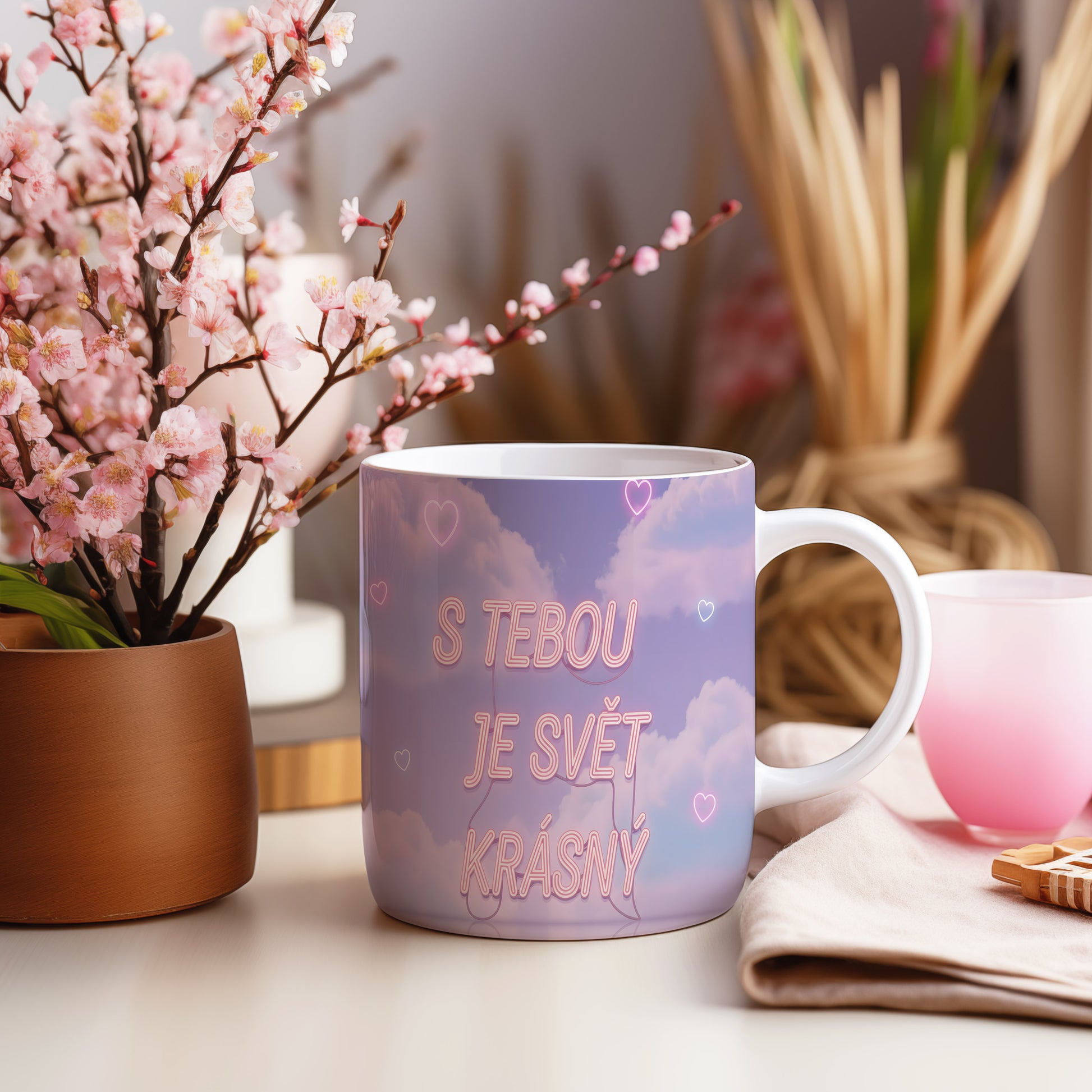 Fialový hrnek se srdci a nápisem S TEBOU JE SVĚT KRÁSNÝ.