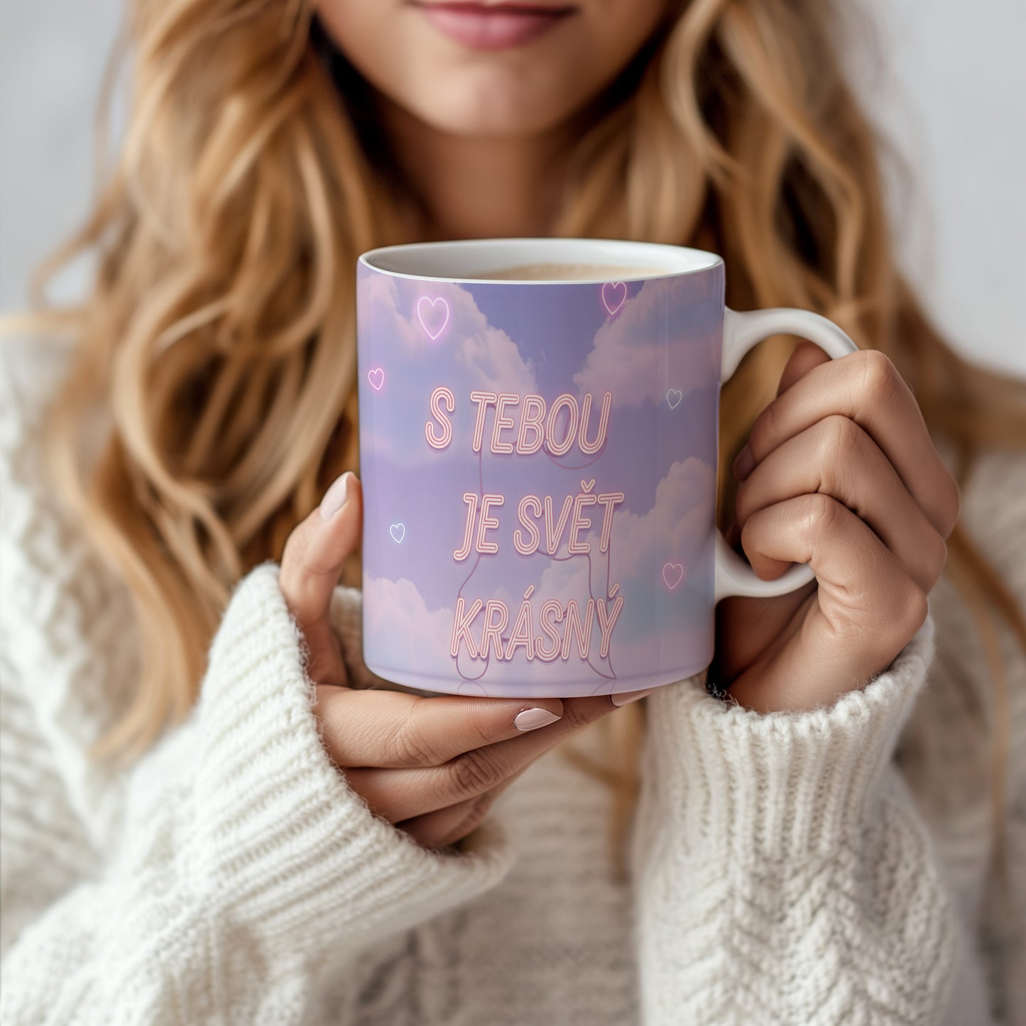 Fialový hrnek se srdci a nápisem S TEBOU JE SVĚT KRÁSNÝ.
