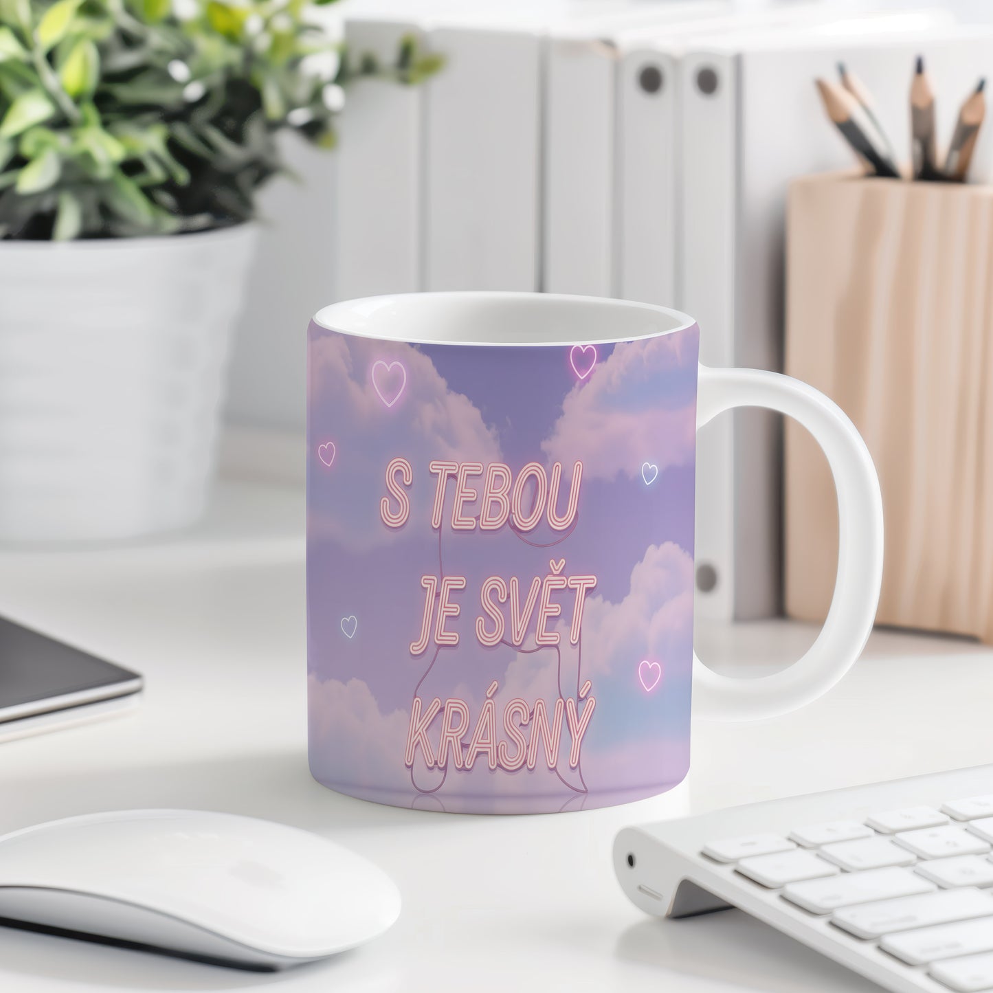 Fialový hrnek se srdci a nápisem S TEBOU JE SVĚT KRÁSNÝ.