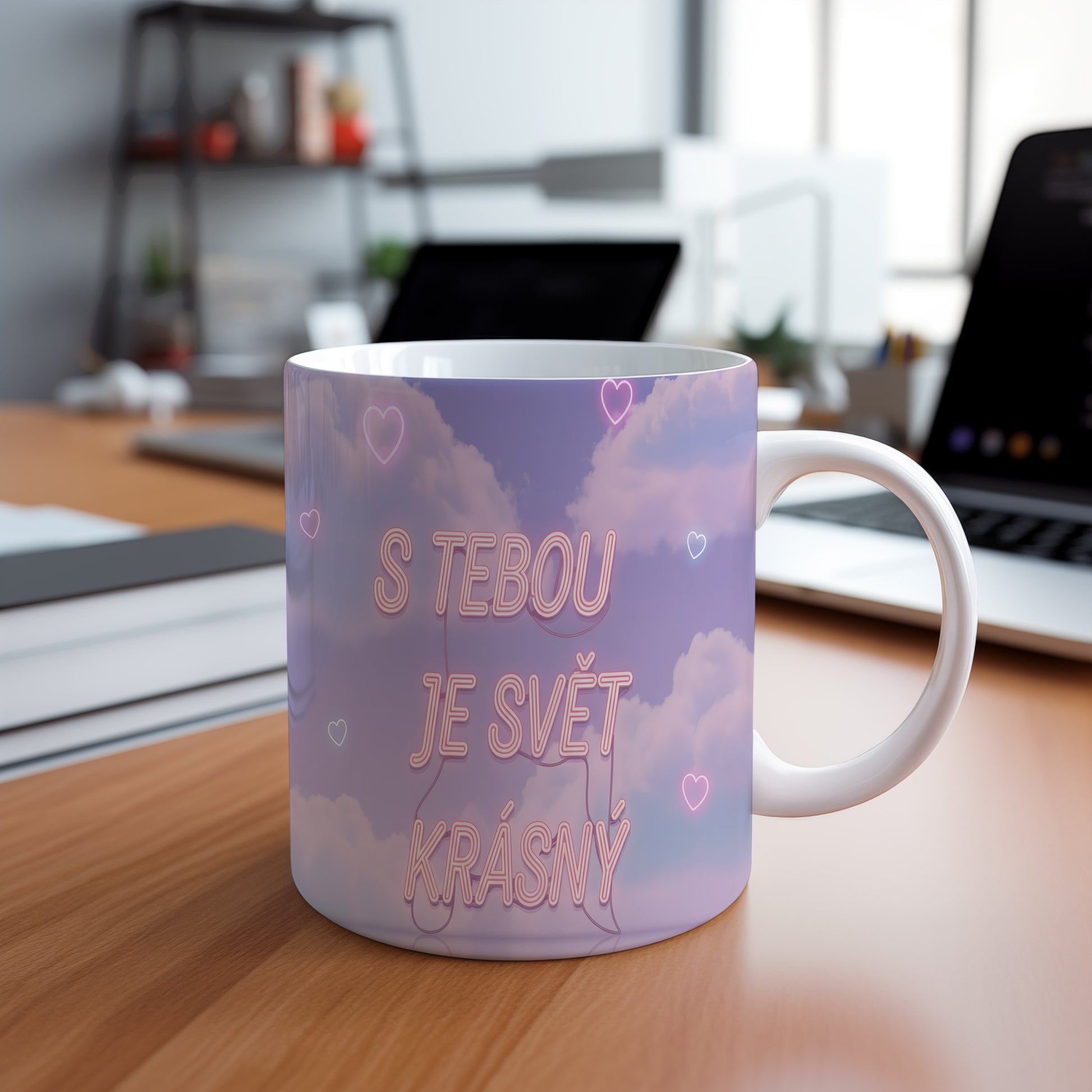 Fialový hrnek se srdci a nápisem S TEBOU JE SVĚT KRÁSNÝ.