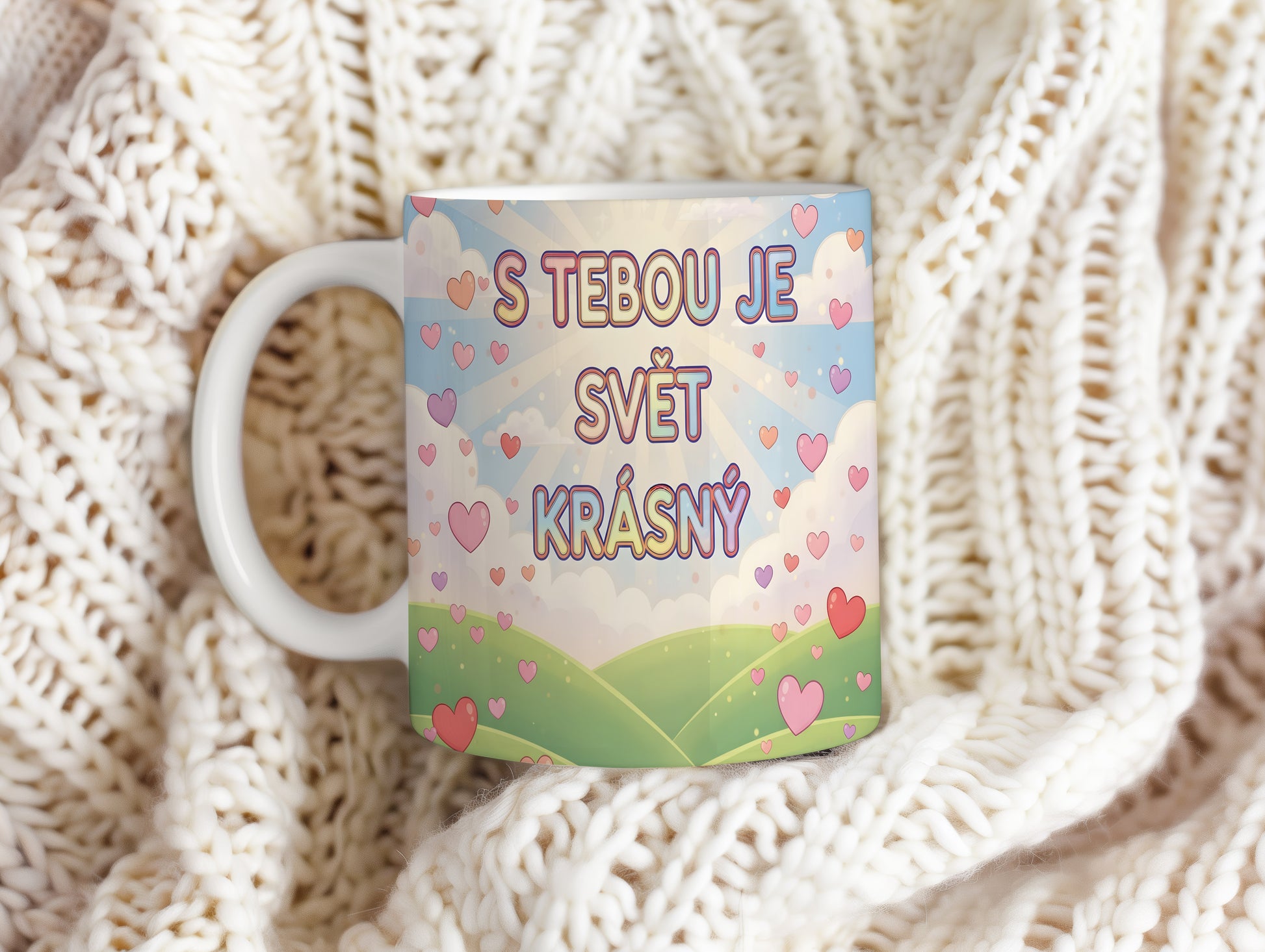 Romantický hrnek s nápisem a srdíčky na pastelovém pozadí.