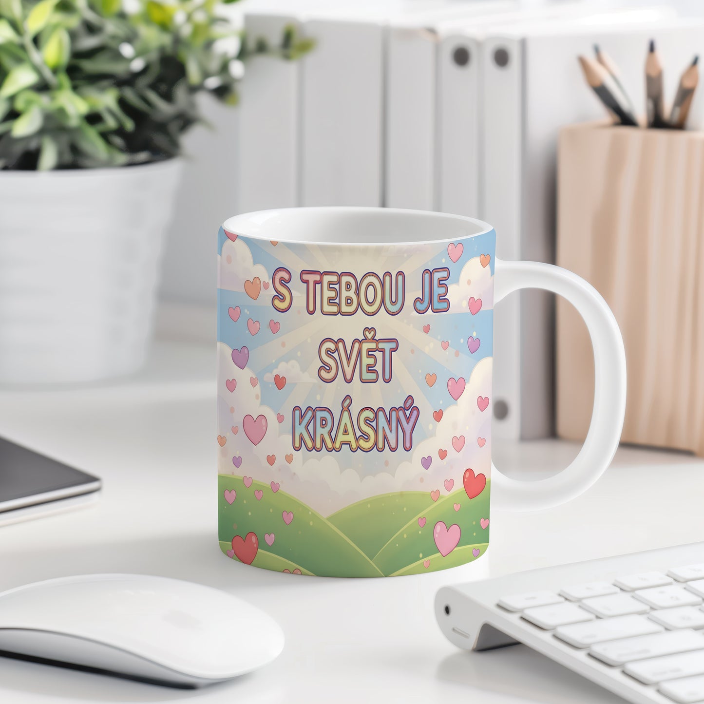 Romantický hrnek s nápisem a srdíčky na pastelovém pozadí.
