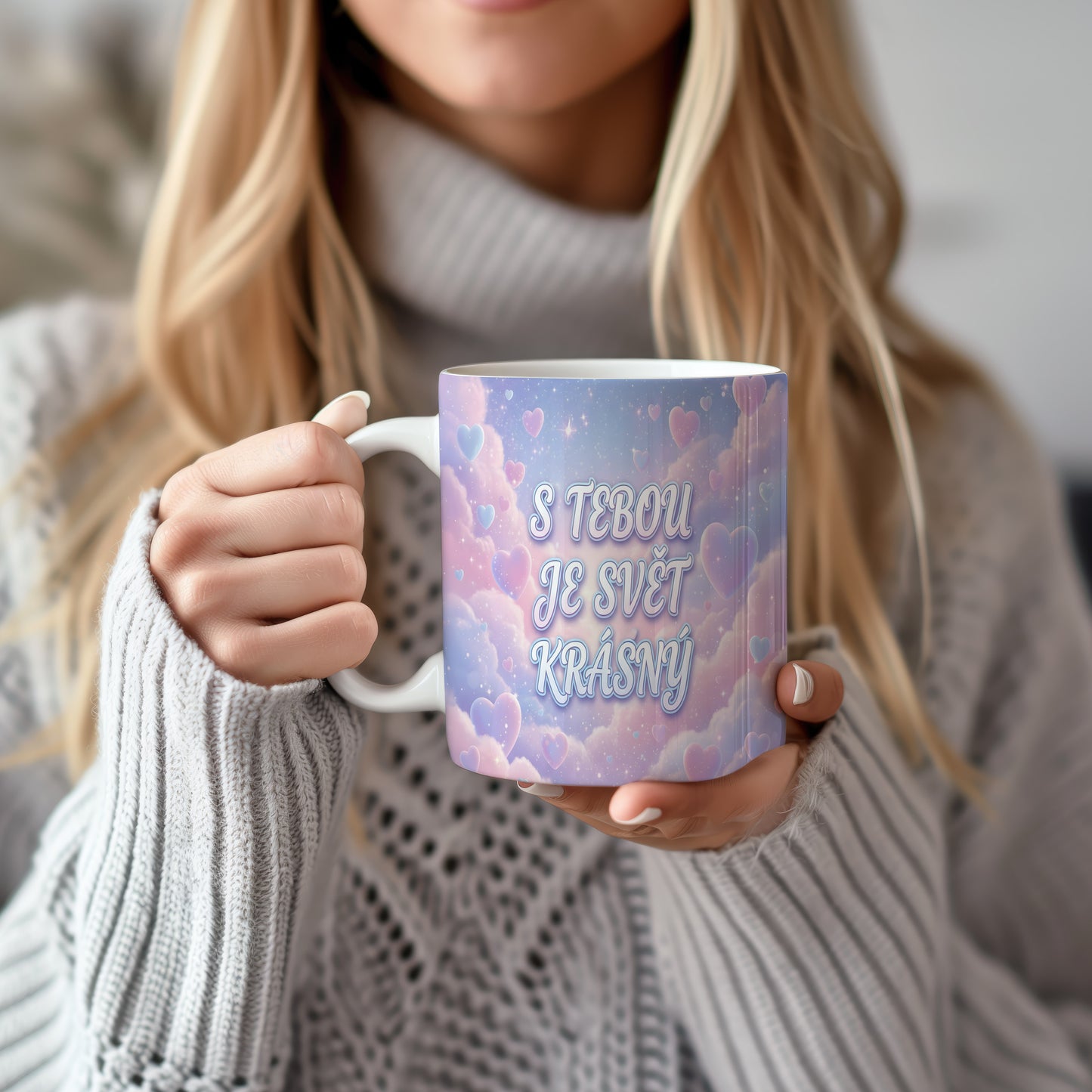 Romantický hrnek s pastelovým pozadím a srdíčky.