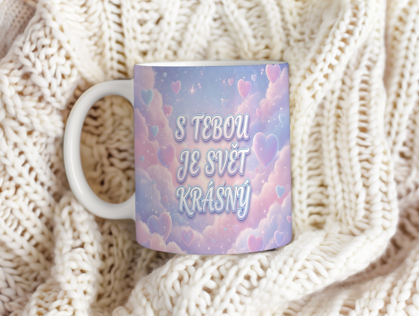 Romantický hrnek s pastelovým pozadím a srdíčky.
