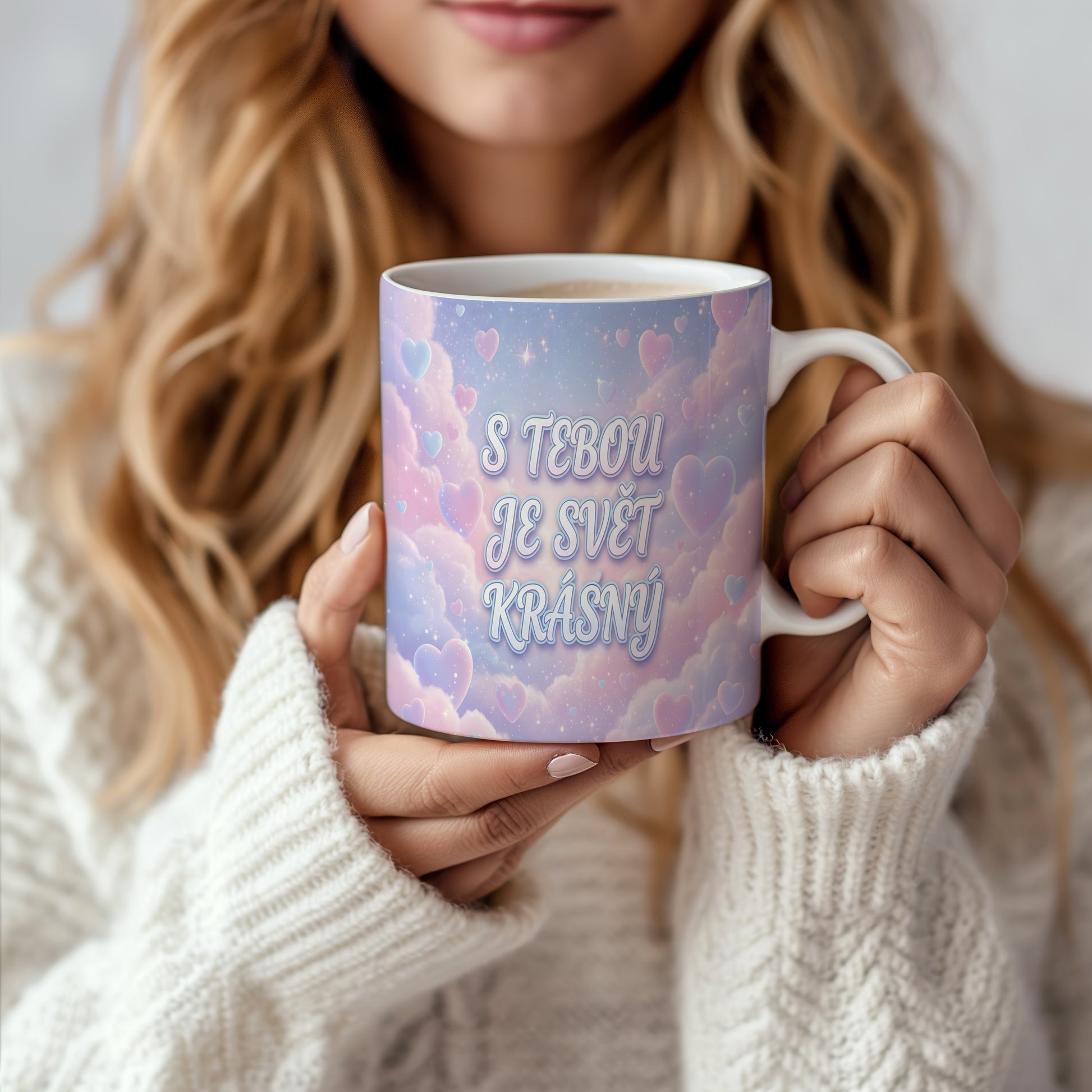 Romantický hrnek s pastelovým pozadím a srdíčky.