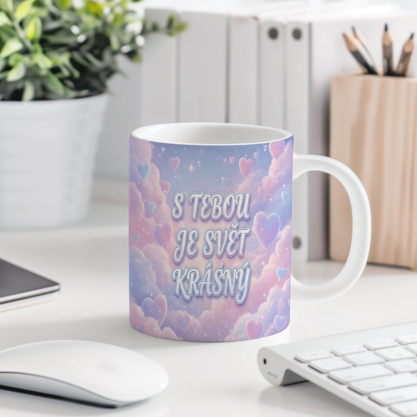 Romantický hrnek s pastelovým pozadím a srdíčky.