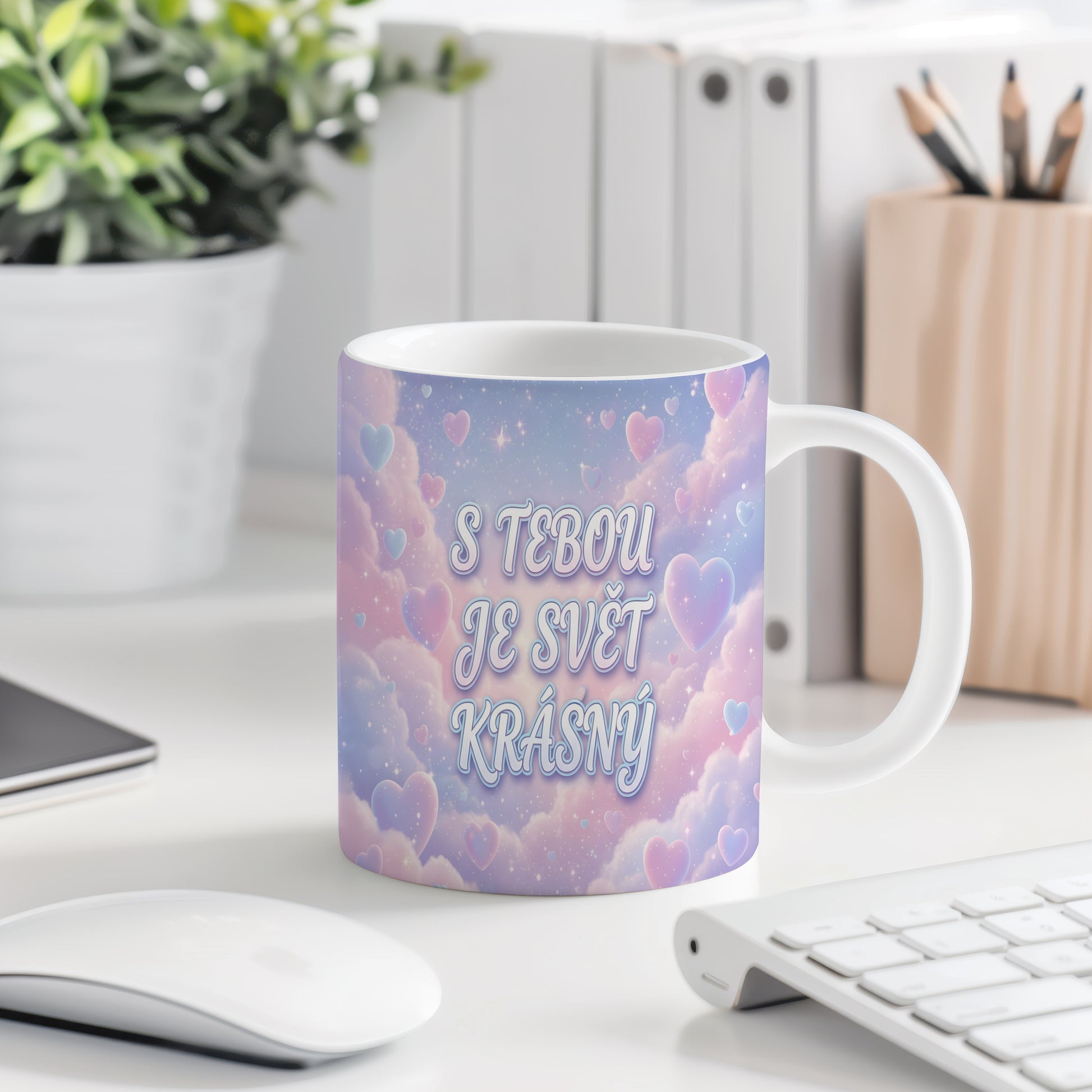 Romantický hrnek s pastelovým pozadím a srdíčky.