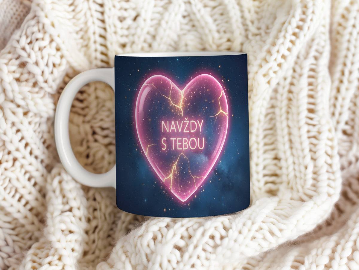 Hrnek s růžovým srdcem na hvězdném pozadí a textem NAVŽDY S TEBOU.