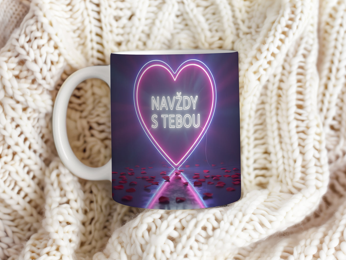 Hrnek s motivem zářícího srdce a nápisem 'NAVŽDY S TEBOU' ve fialovém gradientu.