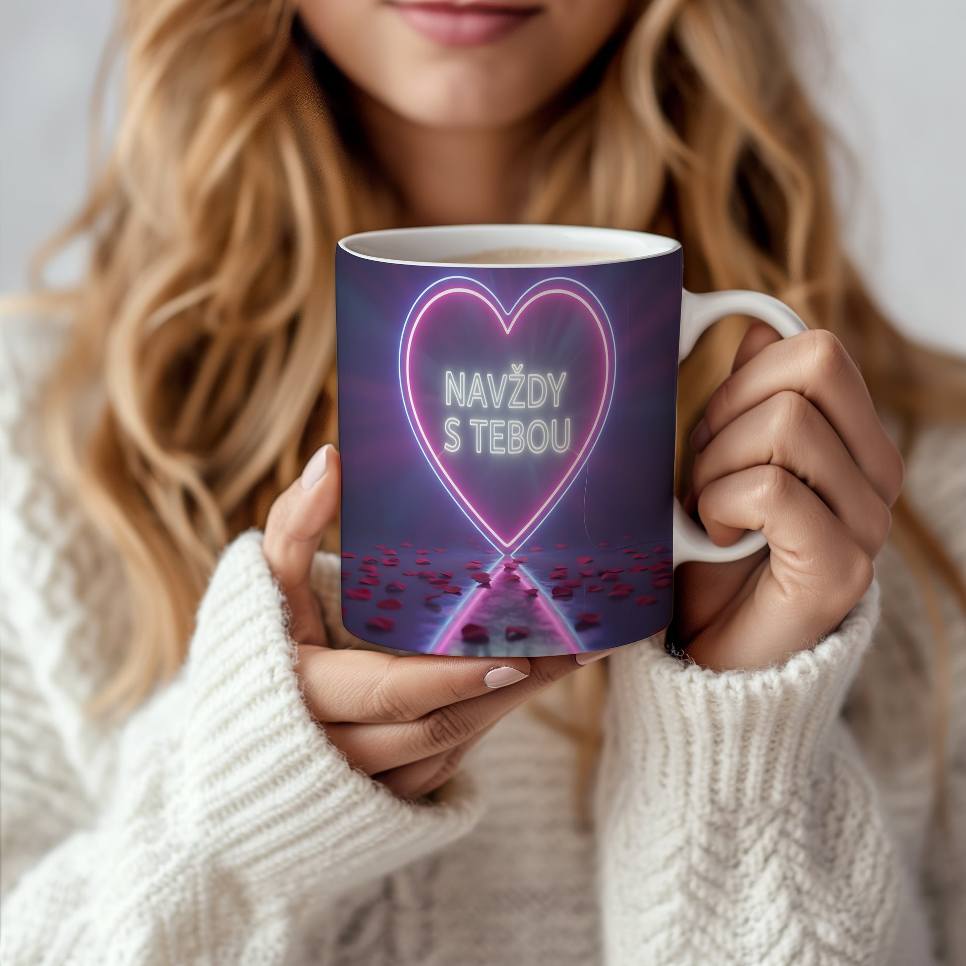 Hrnek s motivem zářícího srdce a nápisem 'NAVŽDY S TEBOU' ve fialovém gradientu.