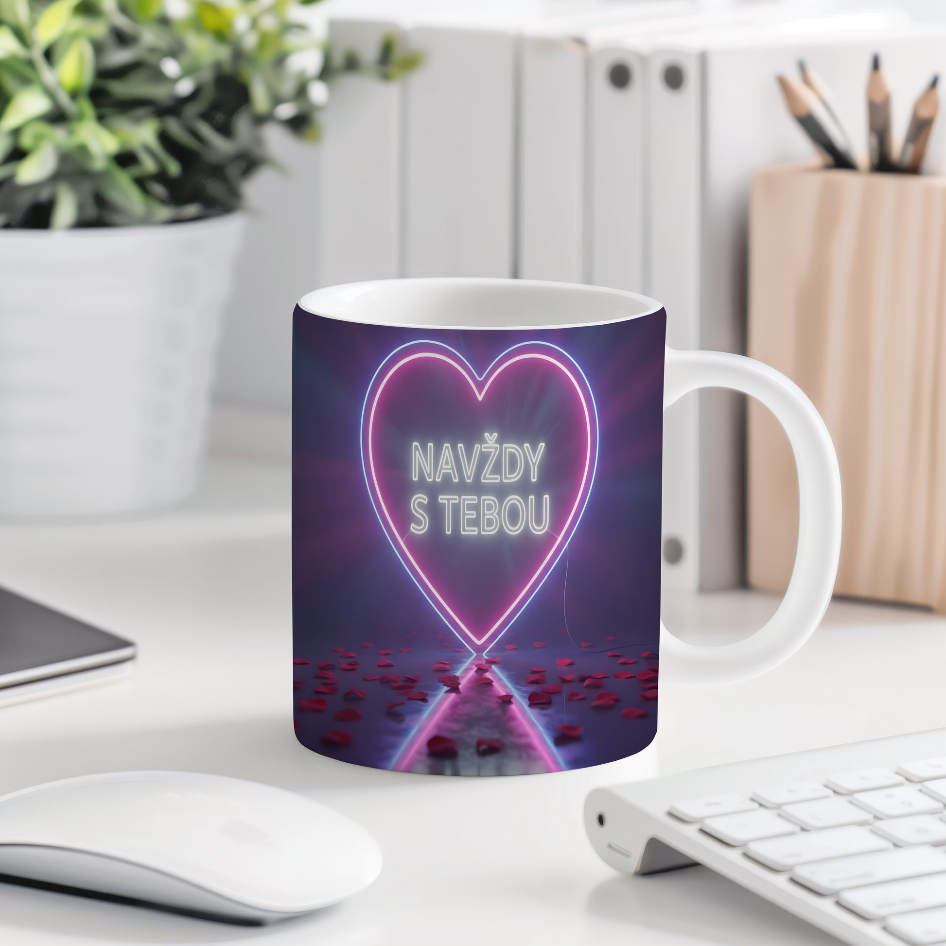 Hrnek s motivem zářícího srdce a nápisem 'NAVŽDY S TEBOU' ve fialovém gradientu.
