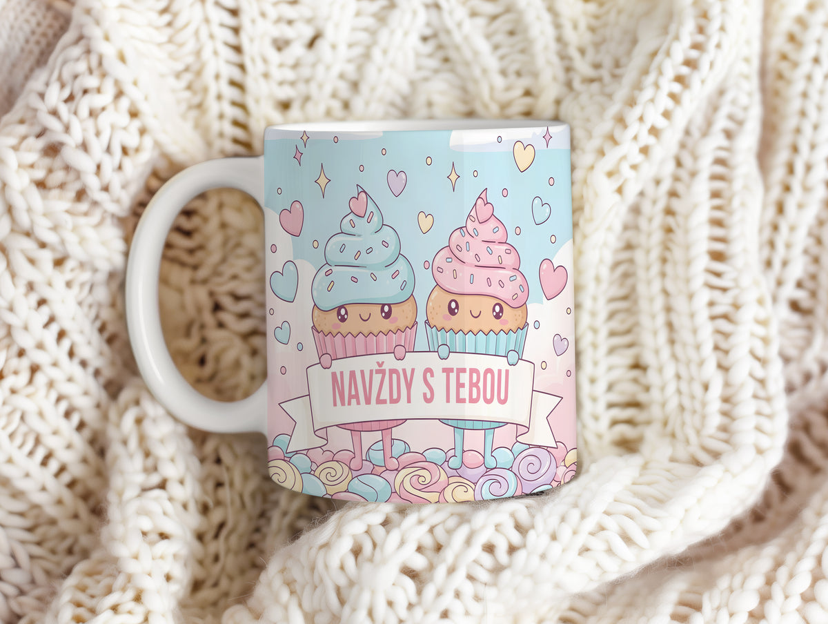 Roztomilý hrnek s cupcakes a nápisem NAVŽDY S TEBOU v pastelových barvách.