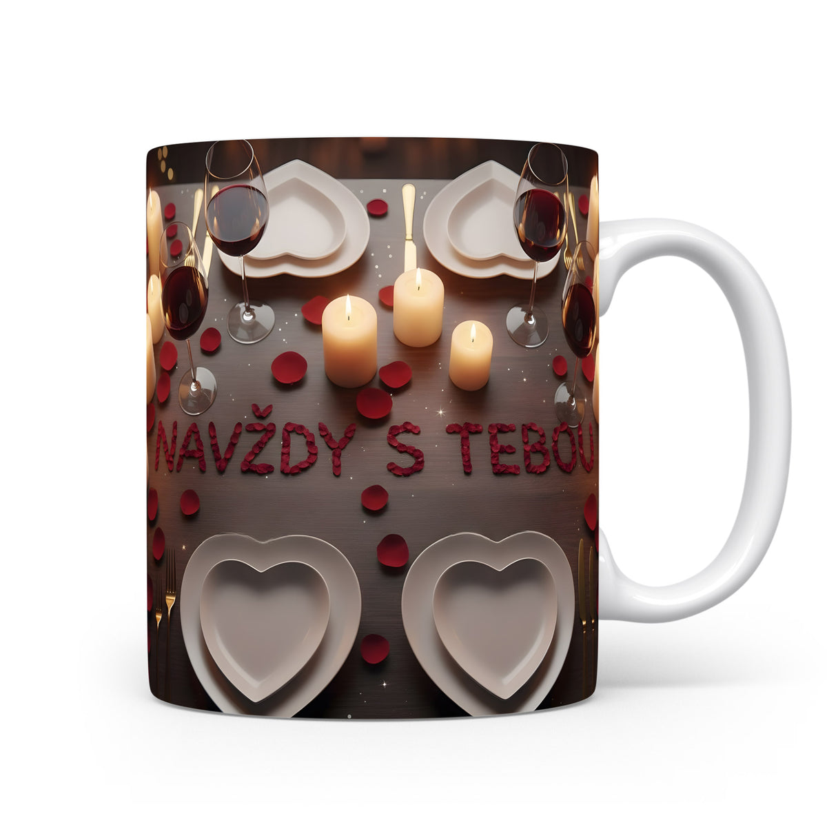 Hrnček s nápisem NAVŽDY S TEBOU, svíčky a srdce na dřevěném pozadí.