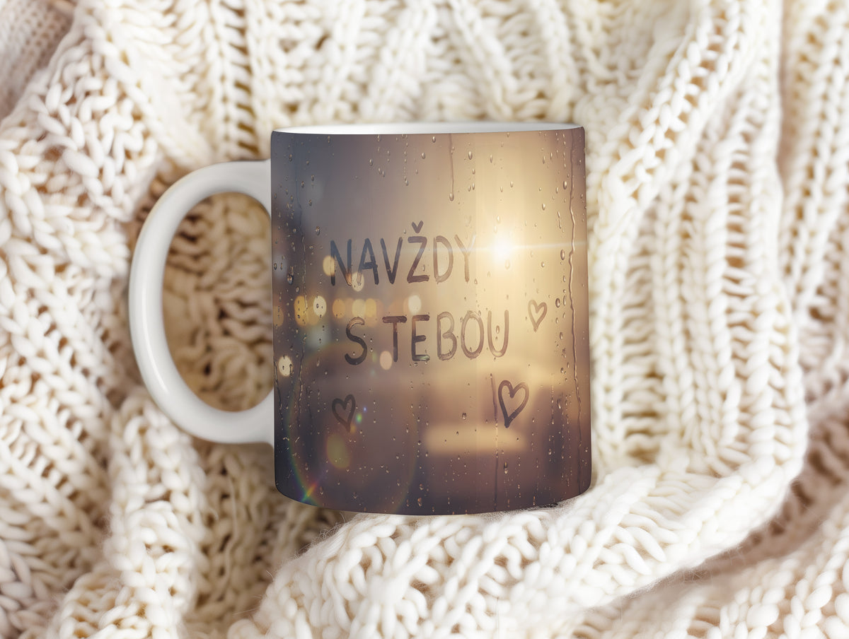 Hrnek s nápisem NAVŽDY S TEBOU v teplých odstínech.