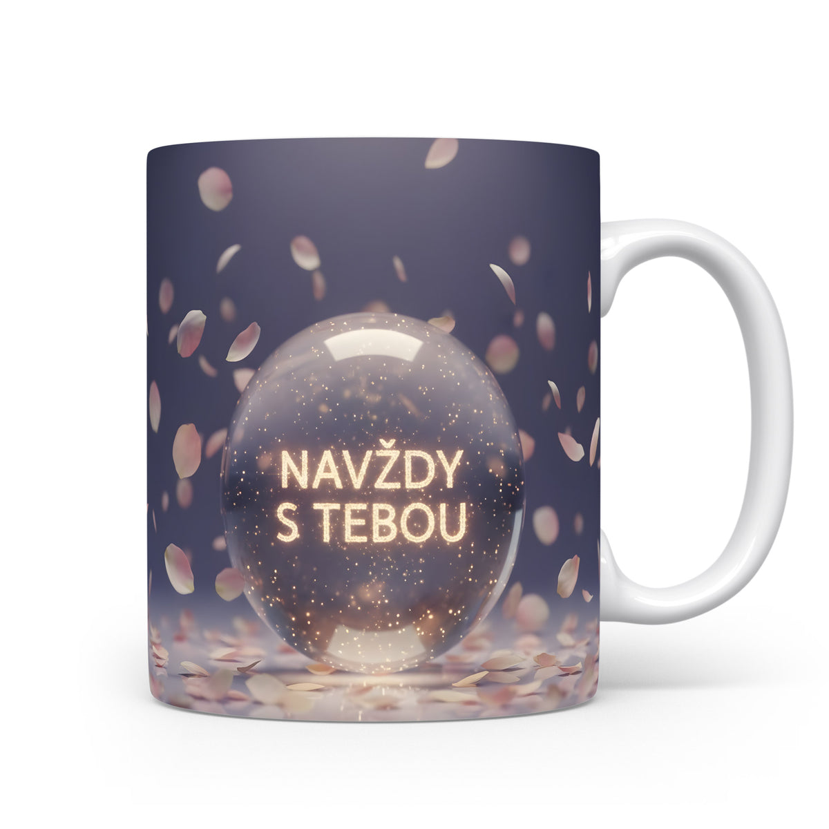 Romantický hrnek s nápisem NAVŽDY S TEBOU a okvětními lístky.