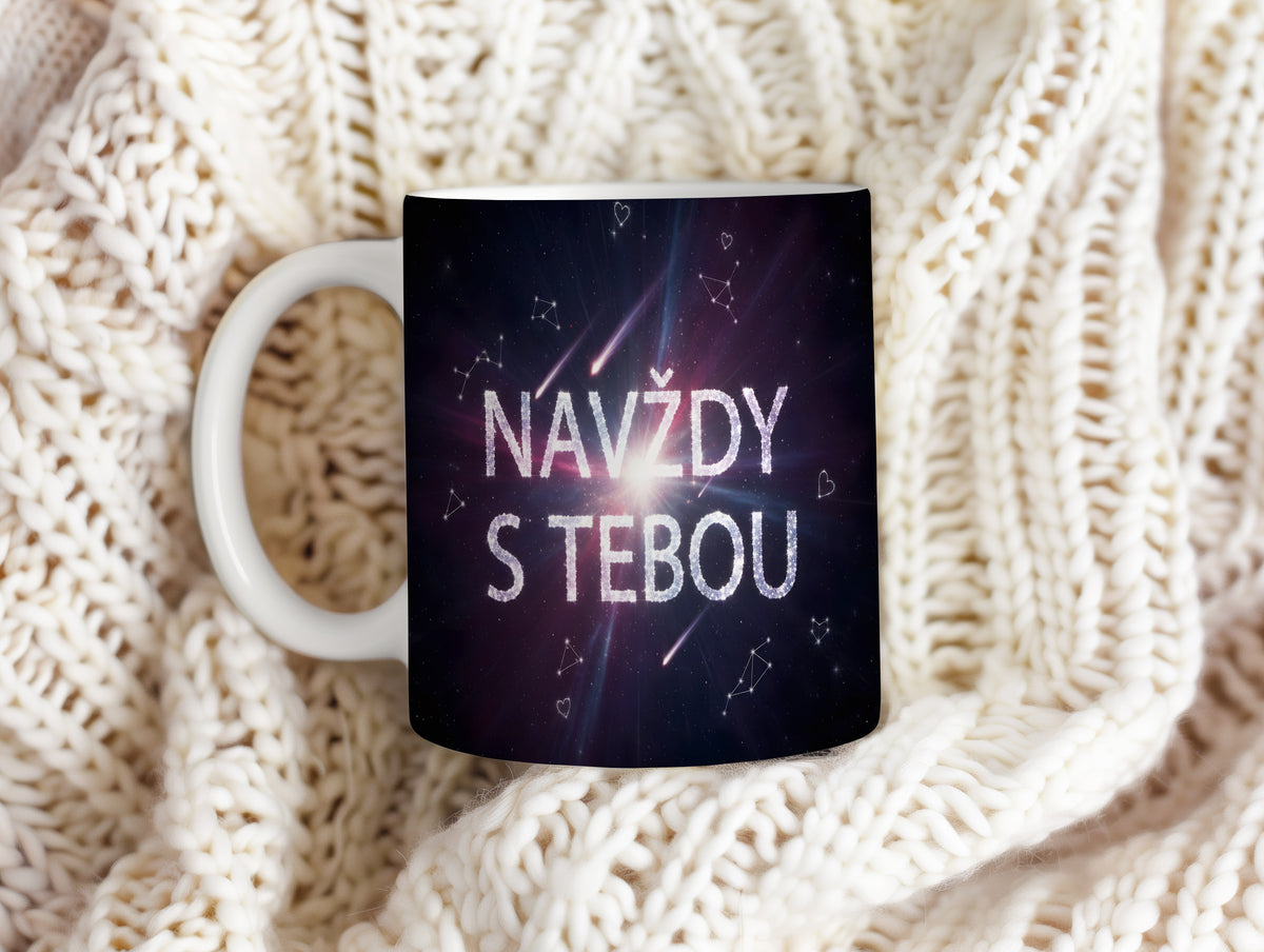 Bílý hrnek s nápisem NAVŽDY S TEBOU a motivem hvězdné oblohy.