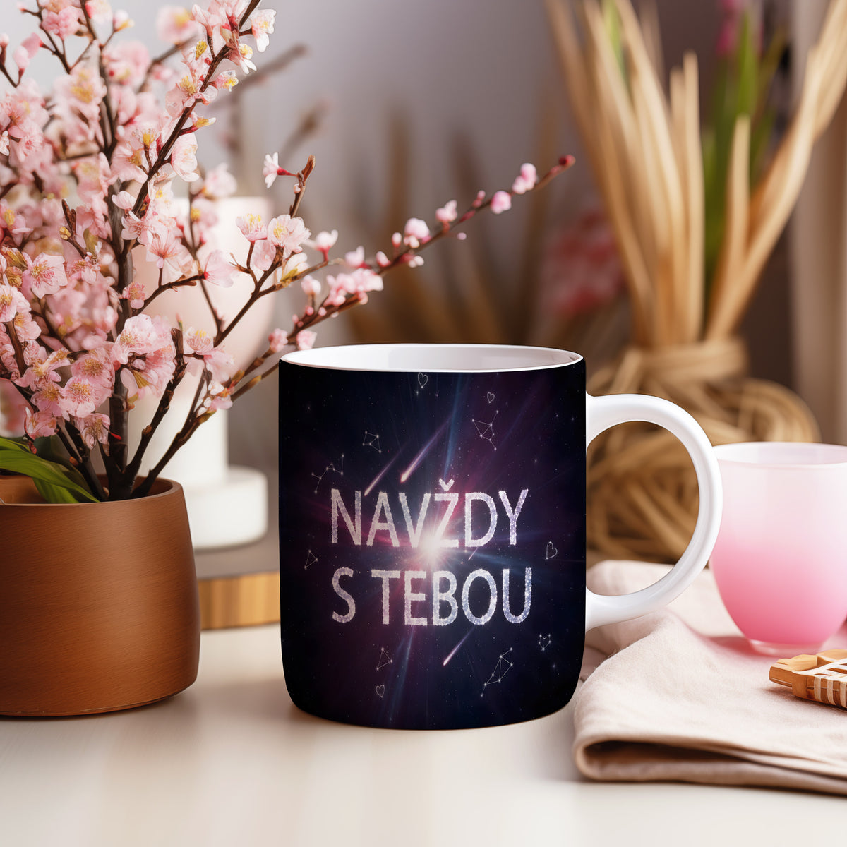 Bílý hrnek s nápisem NAVŽDY S TEBOU a motivem hvězdné oblohy.