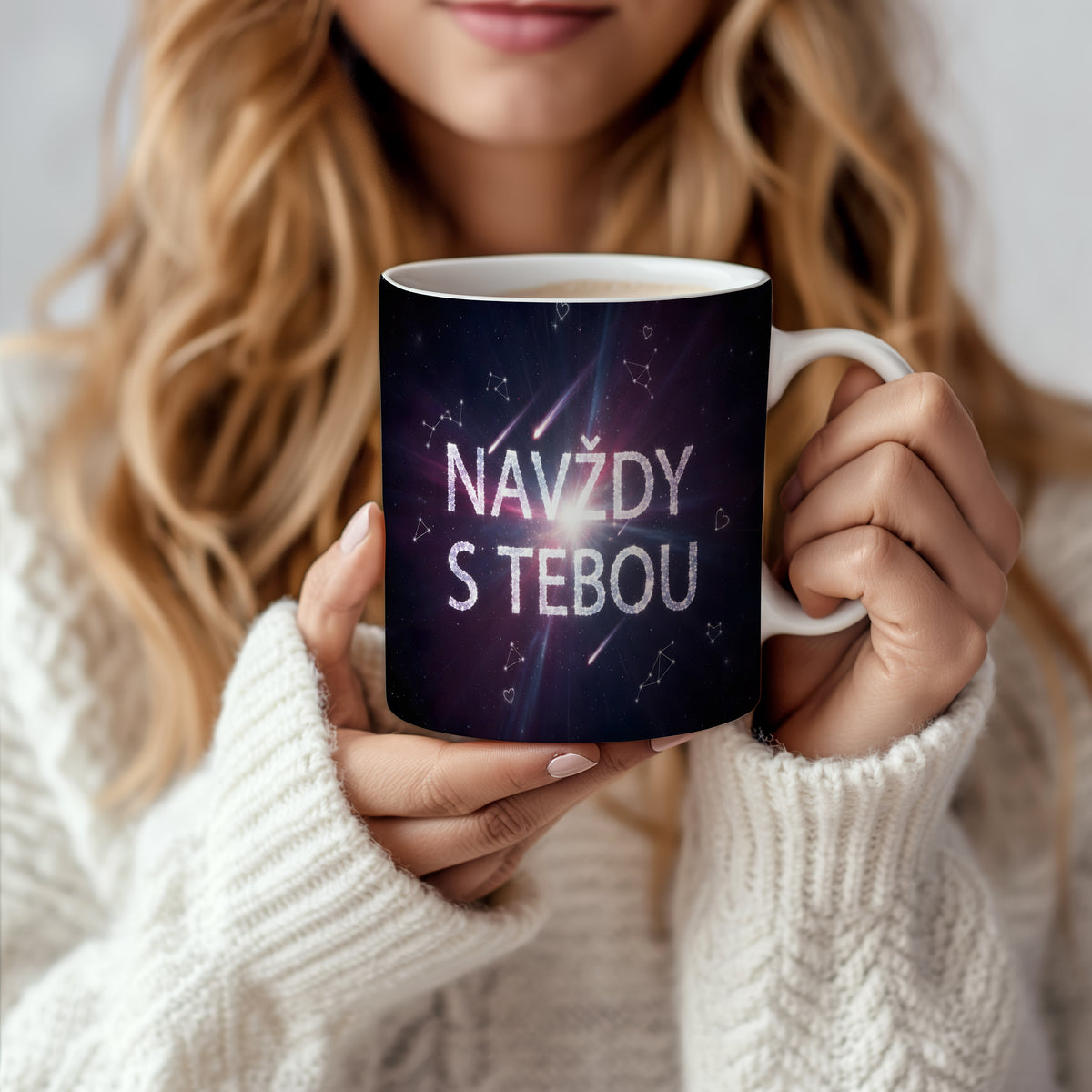 Bílý hrnek s nápisem NAVŽDY S TEBOU a motivem hvězdné oblohy.