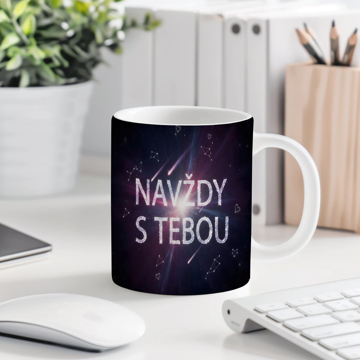 Bílý hrnek s nápisem NAVŽDY S TEBOU a motivem hvězdné oblohy.