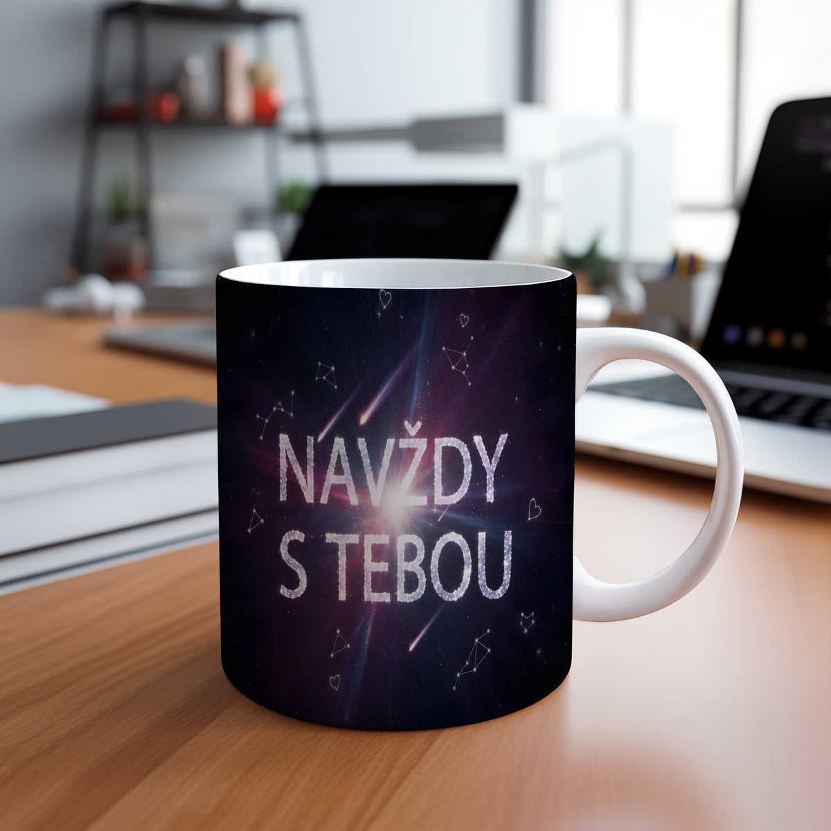 Bílý hrnek s nápisem NAVŽDY S TEBOU a motivem hvězdné oblohy.