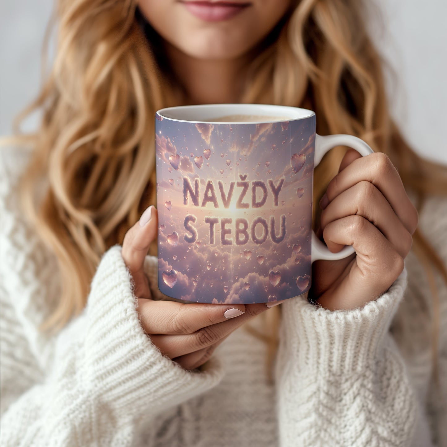 Hrnek s nápisem NAVŽDY S TEBOU na pastelovém pozadí srdcí a mraků.