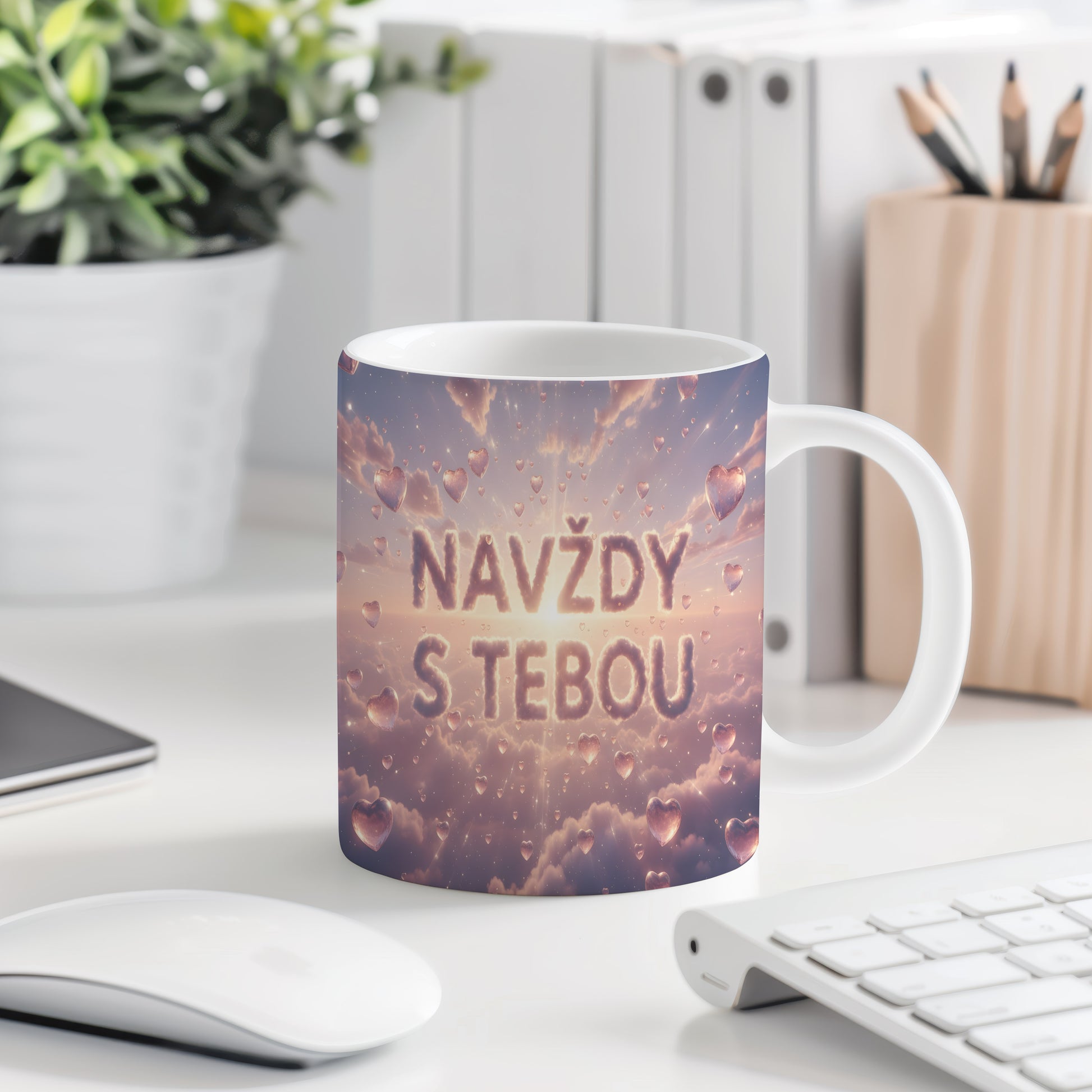 Hrnek s nápisem NAVŽDY S TEBOU na pastelovém pozadí srdcí a mraků.