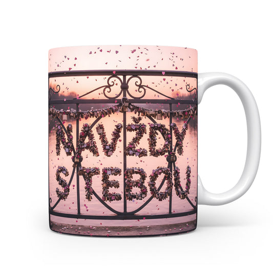 Růžový hrnek s nápisem NAVŽDY S TEBOU a srdíčky.