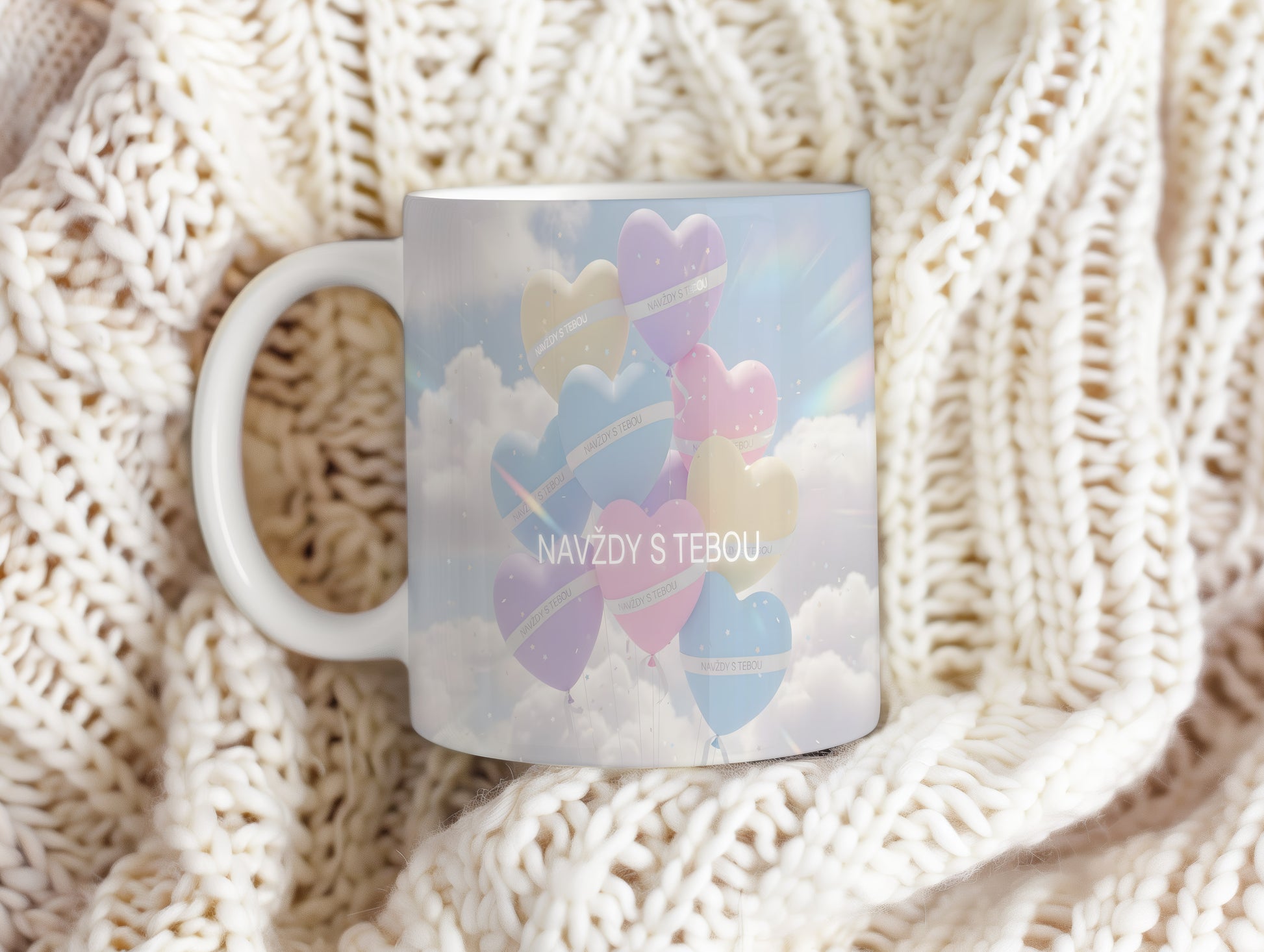 Hrnek s pastelovými srdci a nápisem NAVŽDY S TEBOU na oblačném pozadí.