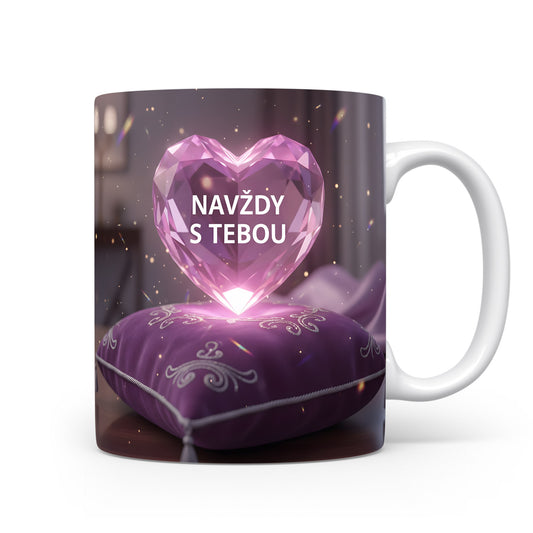 Hrnek s růžovým srdcem a nápisem NAVŽDY S TEBOU na fialovém polštáři.