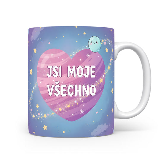 Hrnek s růžovým srdcem a nápisem JSI MOJE VŠECHNO na modrém pozadí.