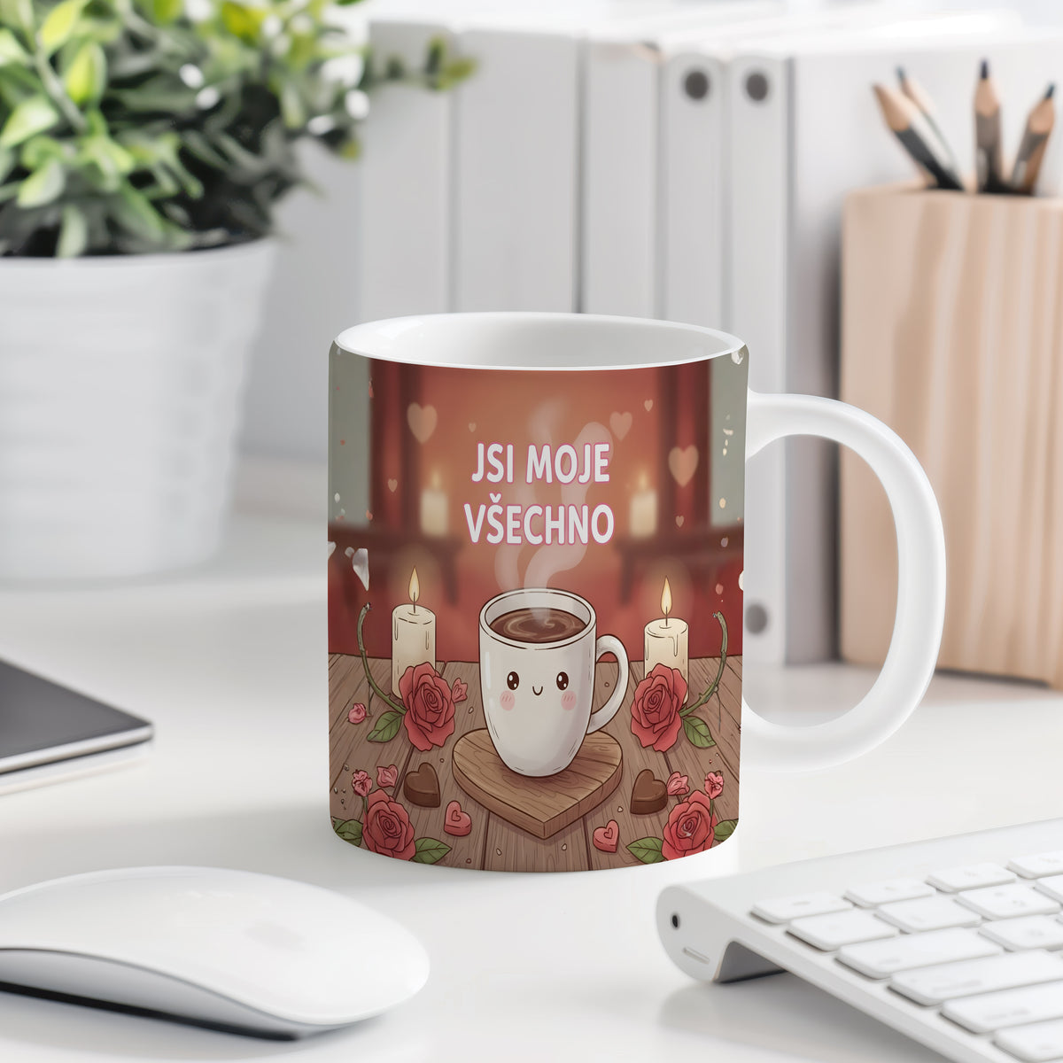 Romantický hrnek s nápisem JSI MOJE VŠECHNO, srdci, růžemi a svíčkami.