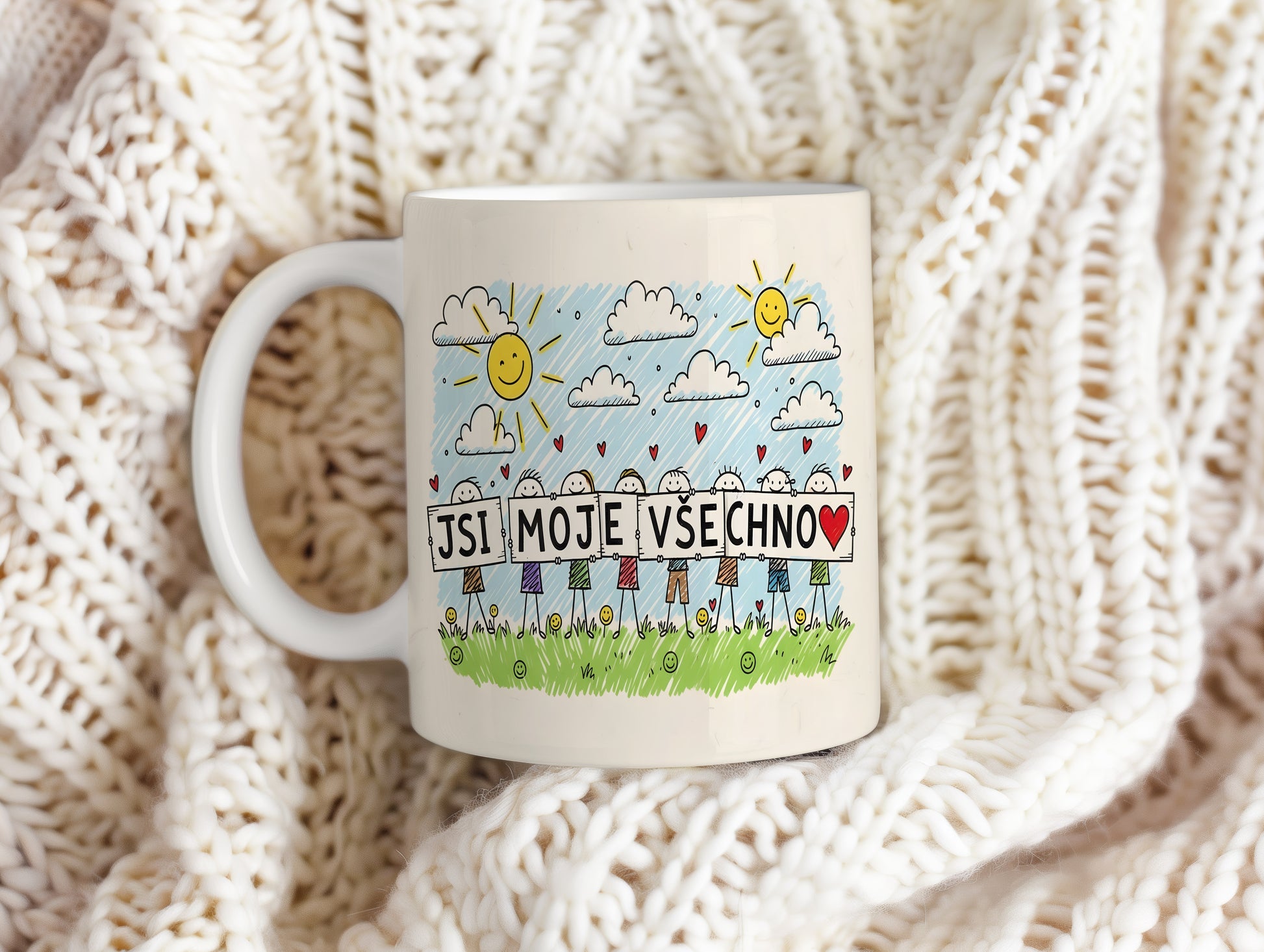 Hravý hrnek s nápisem JSI MOJE VŠECHNO, slunce a srdce.