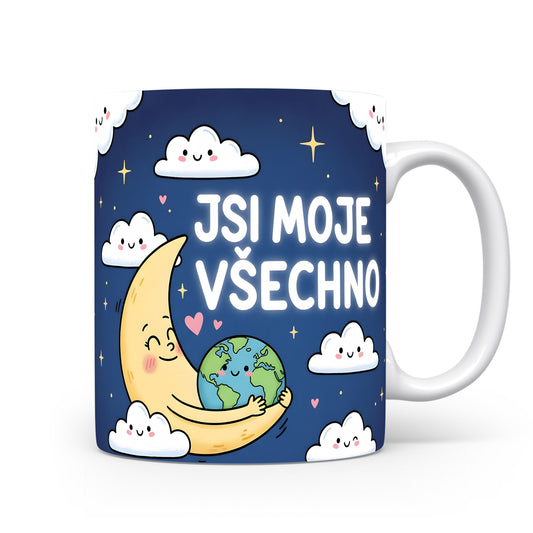 Hrnek s motivem měsíce objímajícího zeměkouli a nápisem JSI MOJE VŠECHNO.