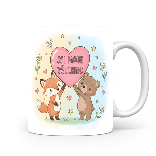 Hrnek s motivem lišky a medvěda držících srdce s nápisem JSI MOJE VŠECHNO.