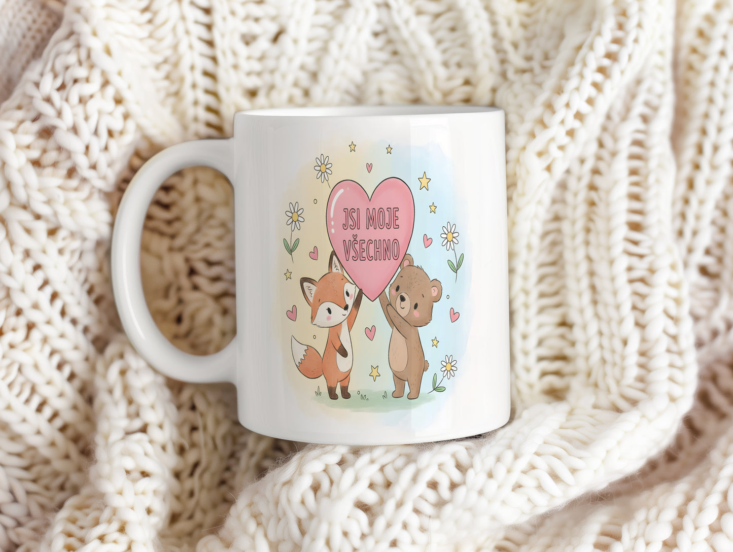 Hrnek s motivem lišky a medvěda držících srdce s nápisem JSI MOJE VŠECHNO.