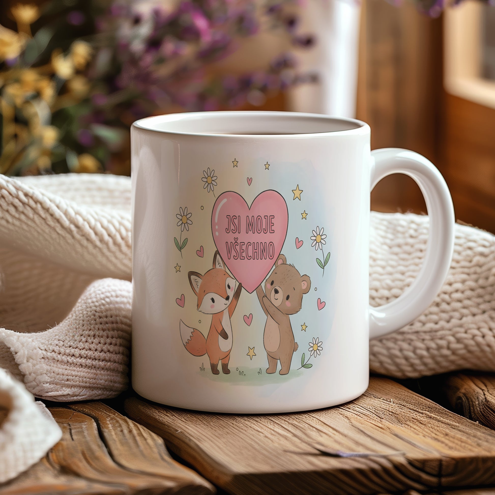Hrnek s motivem lišky a medvěda držících srdce s nápisem JSI MOJE VŠECHNO.